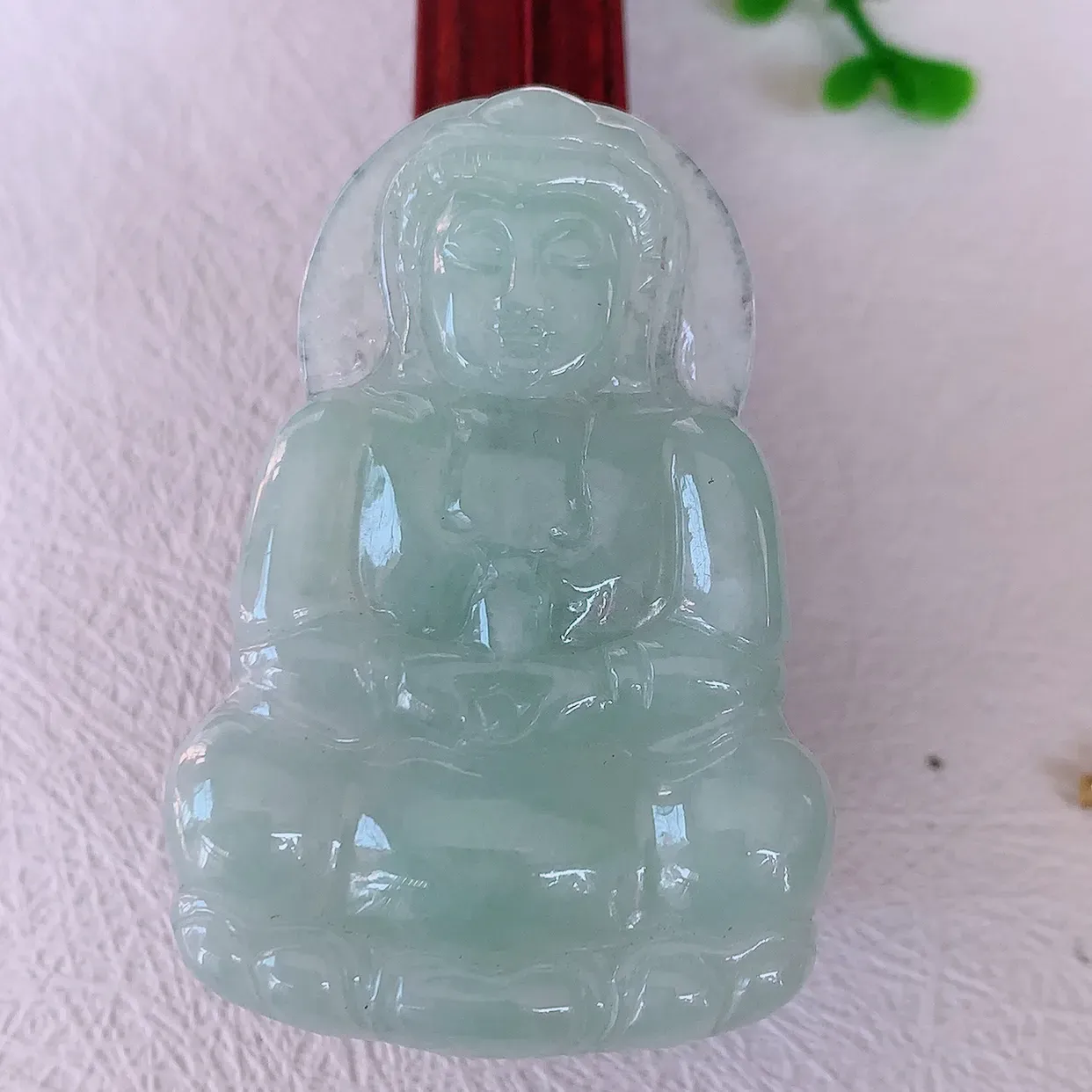 自然光实拍，冰胶淡绿翡翠观音菩萨吊坠，净瓶观音，冰透亮泽，美观亮丽，观音面相端庄#57.28