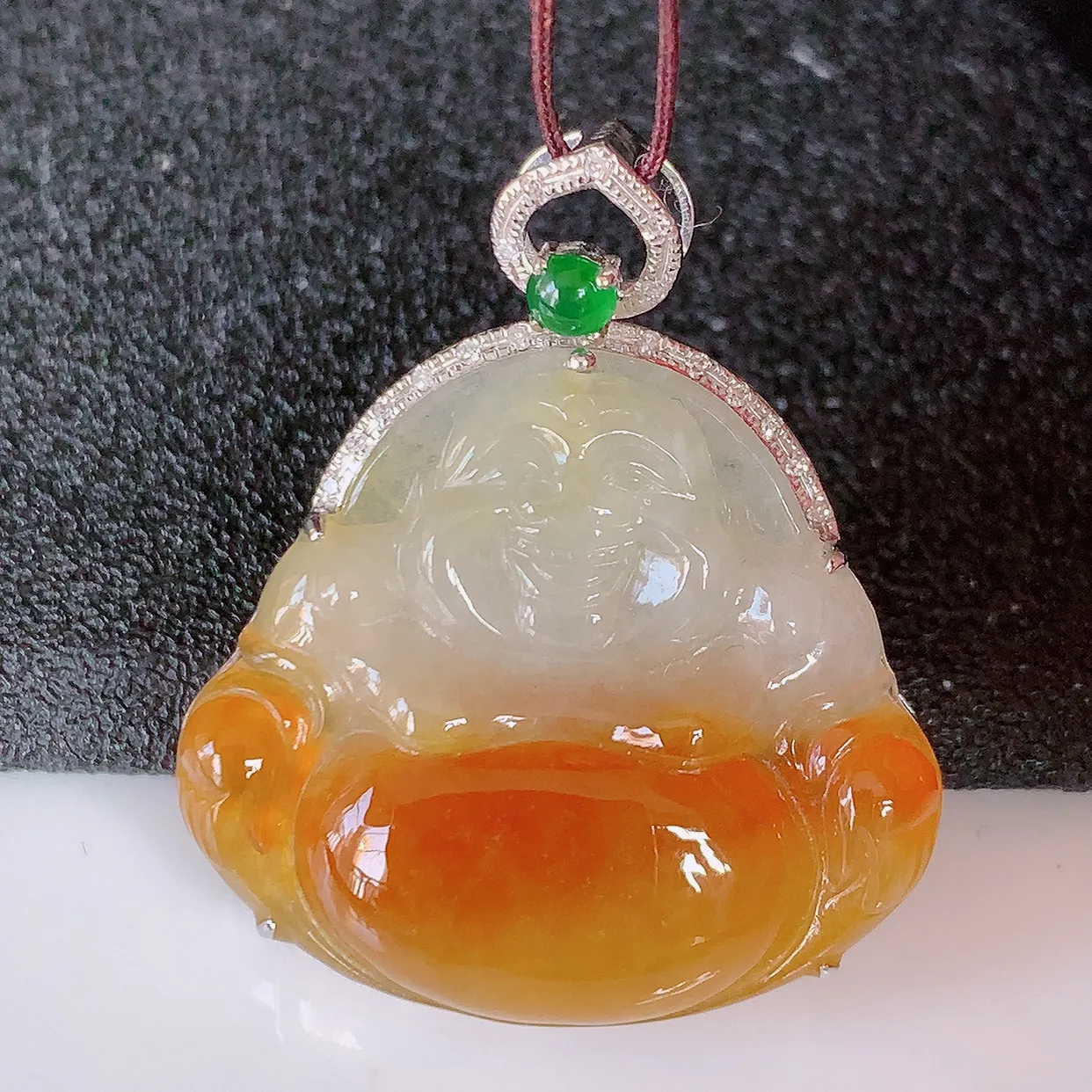 自然光实拍，18K金镶嵌冰黄翡双彩翡翠佛公吊坠，饱满， 佛公亦保平安，寓意有福（佛公）相伴，品相佳，配戴优雅迷人！#00.28整体30.5*25.5*7.2裸石25.5*22.5