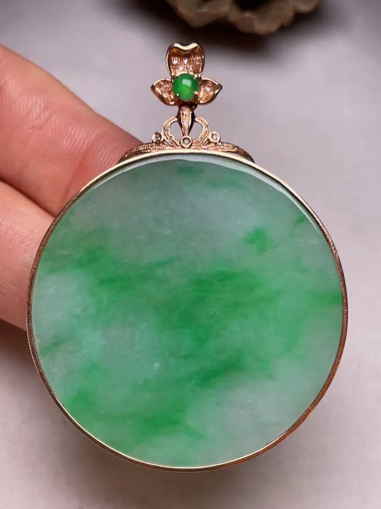 冰糯种辣色平安扣吊坠、真金真钻镶嵌，种水好，玉质细腻 .裸石尺寸 38.2*