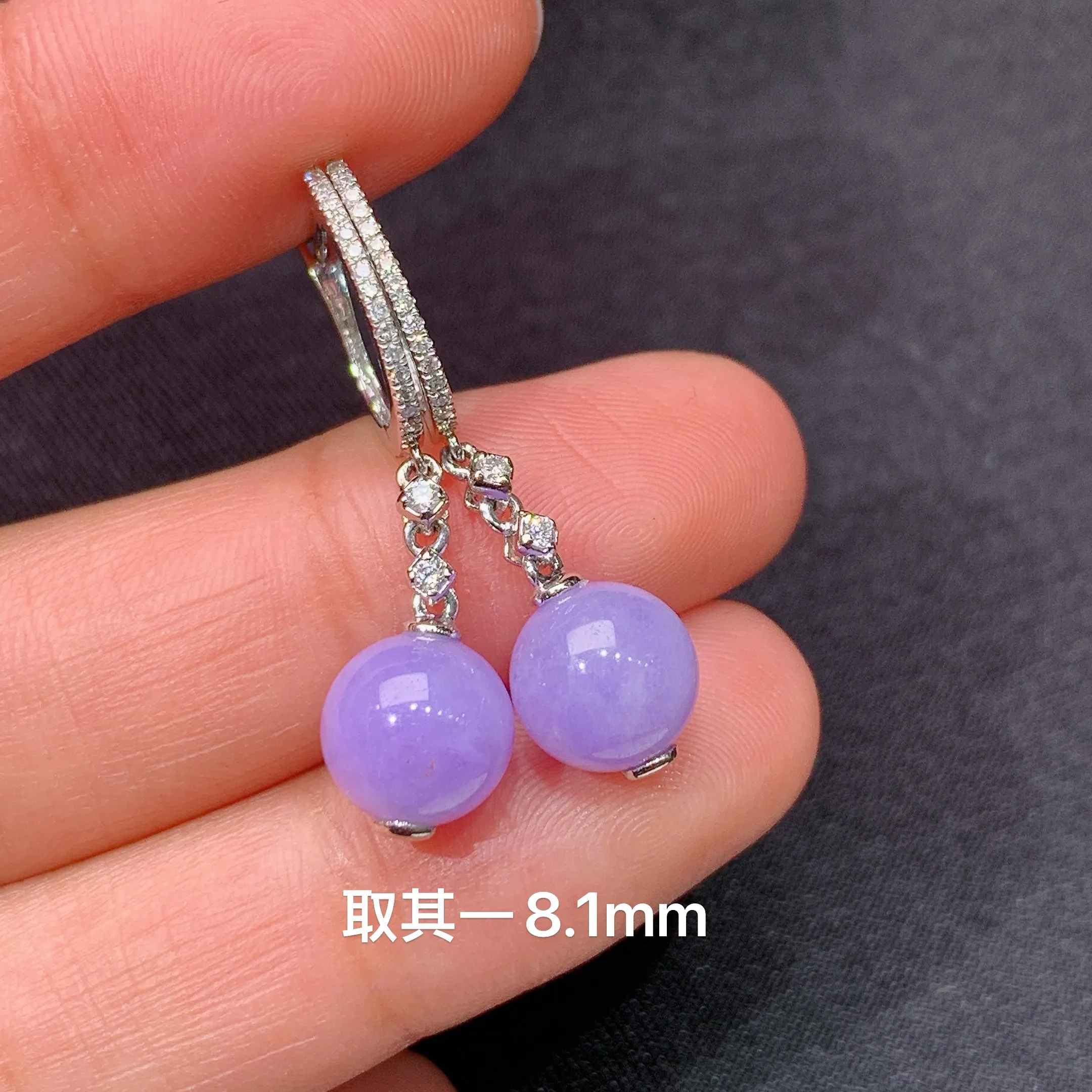 冰紫罗兰圆珠耳坠，款式优雅，18k金镶嵌，温润细腻，颜色鲜艳，裸石尺寸8.1