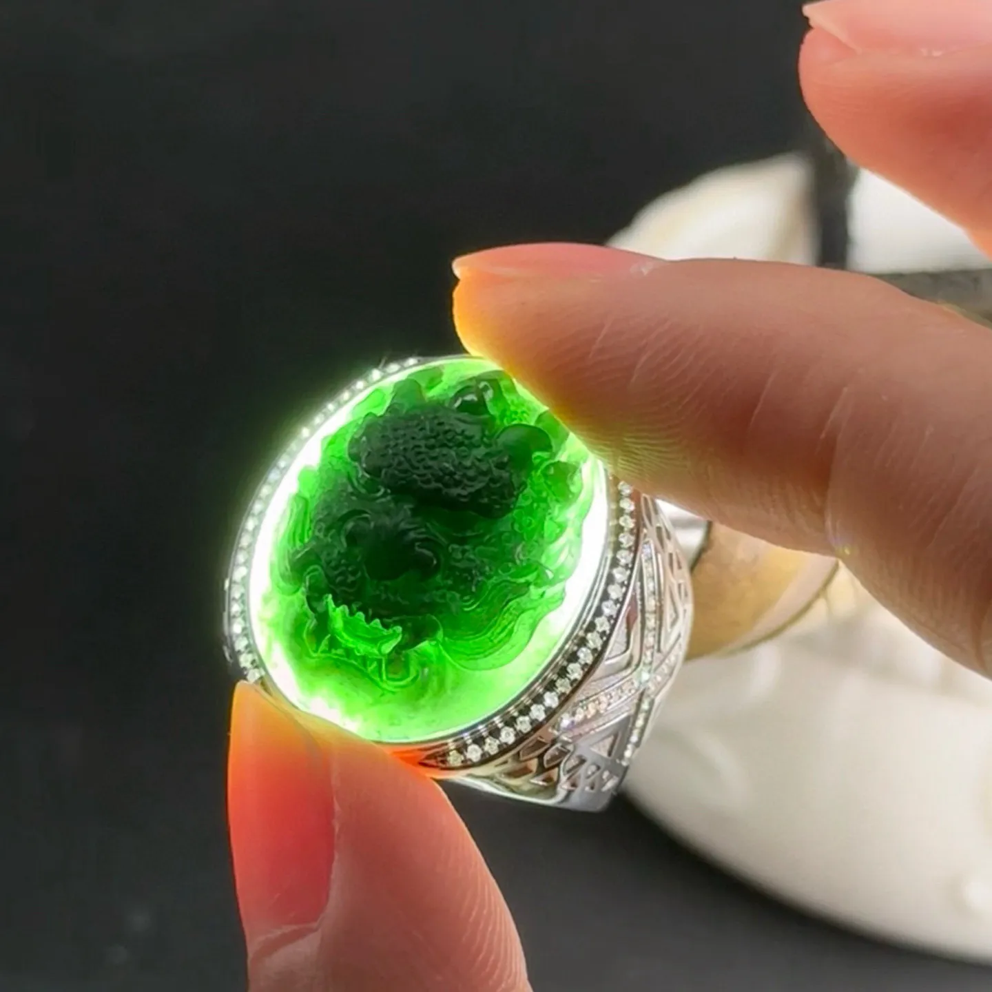 精品墨翠龙头戒面 种好色正 黑度极好 打灯通透 油性十足 尺寸21.5