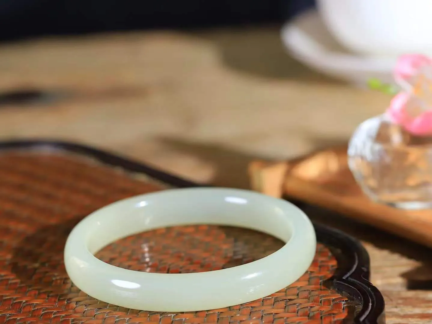 （腕间雅致.手镯）

精品和田玉晴水手镯 质地油润，大气雅致，清风明月潺潺，浮浮洗尽铅华随于心，净于念……重35.8克  尺寸57-10.8-7mm fDL-991252854