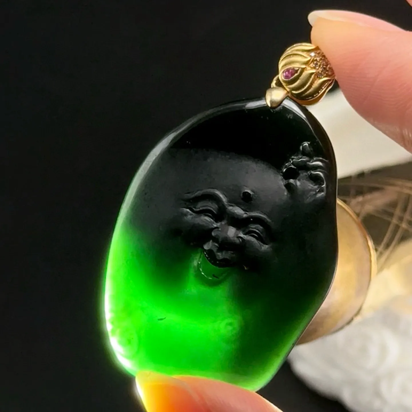 精品18k墨翠笑佛 种好色正 黑度极好 打灯通透 油性十足 尺寸46.3