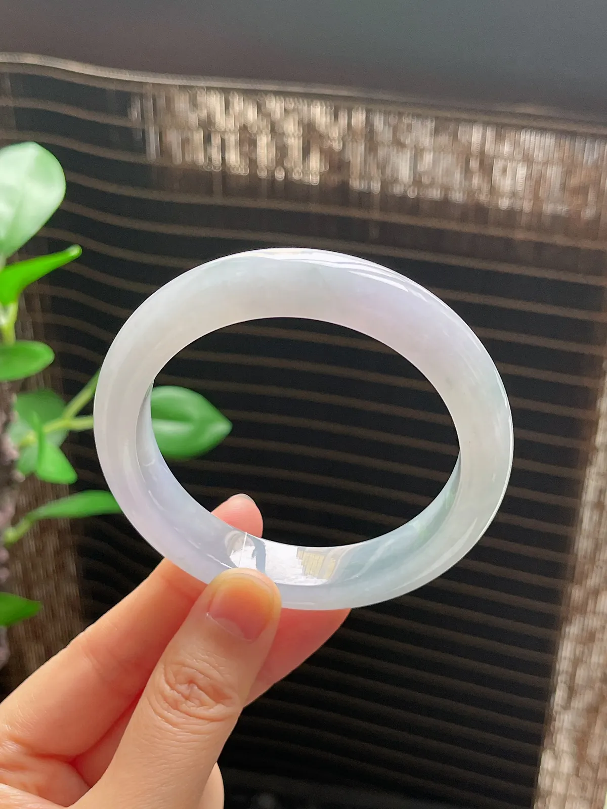 正圈56.8圈口，翡翠冰糯种淡绿色手镯