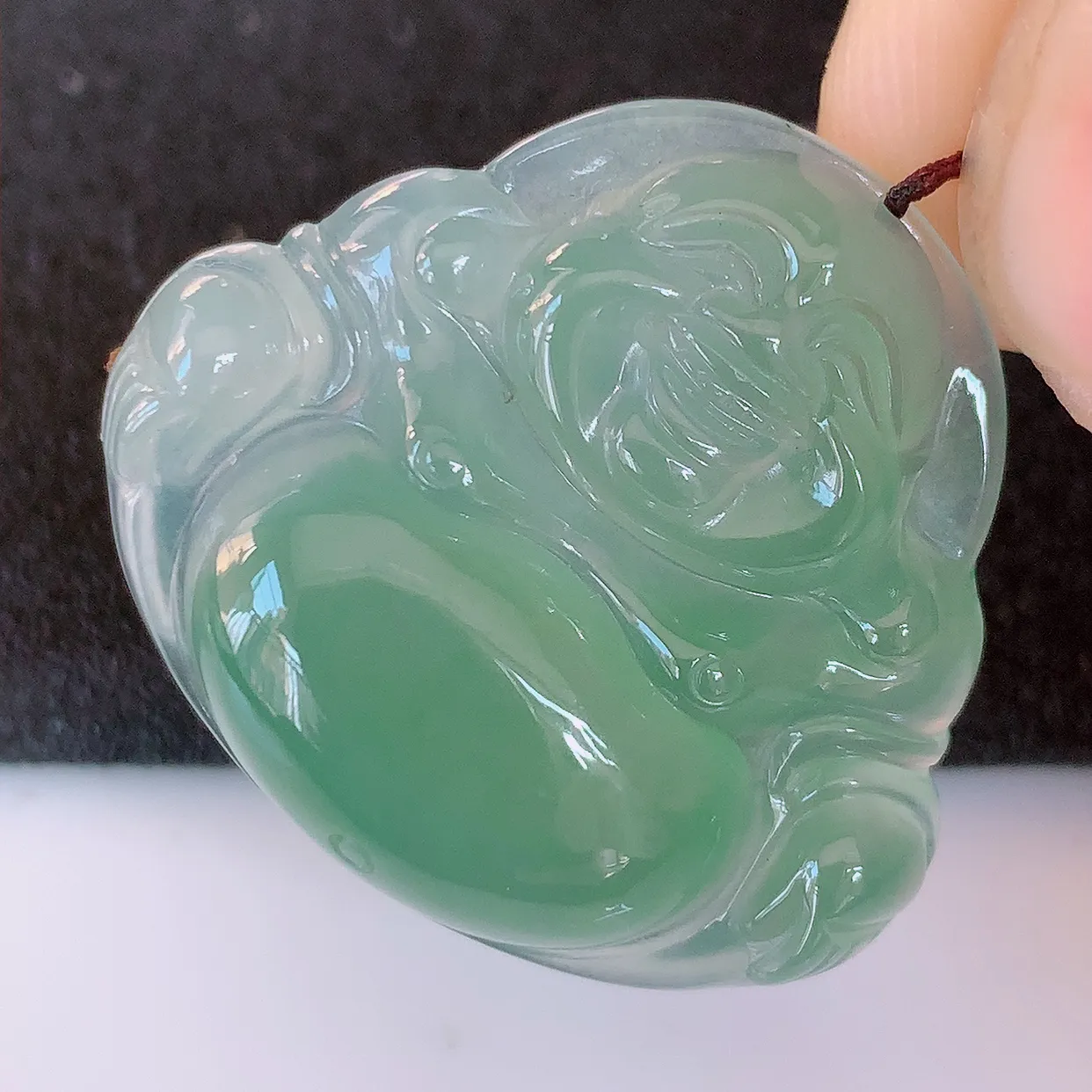 自然光实拍，冰种满绿翡翠佛公吊坠，玉笑佛，饱满，开脸喜庆，配戴优雅迷人！#57.28