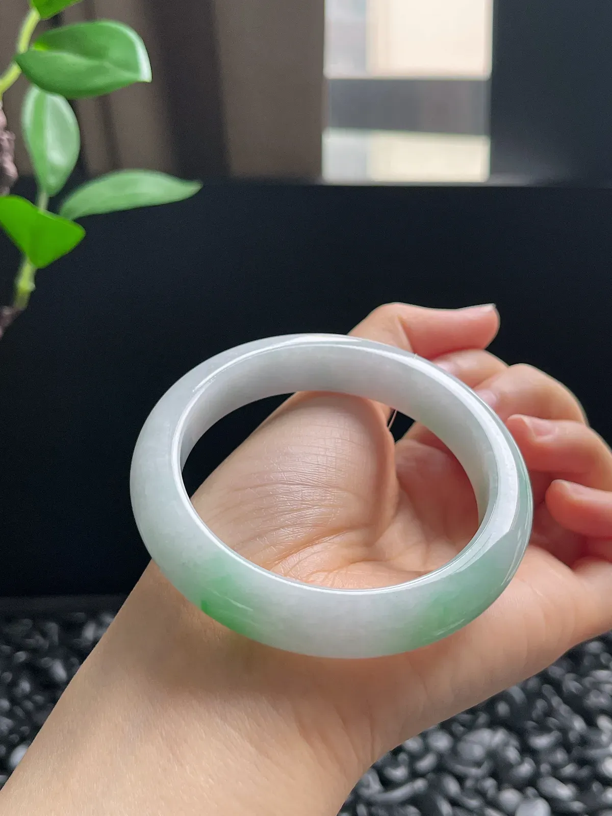 正圈55.7圈口，翡翠糯化种飘绿手镯