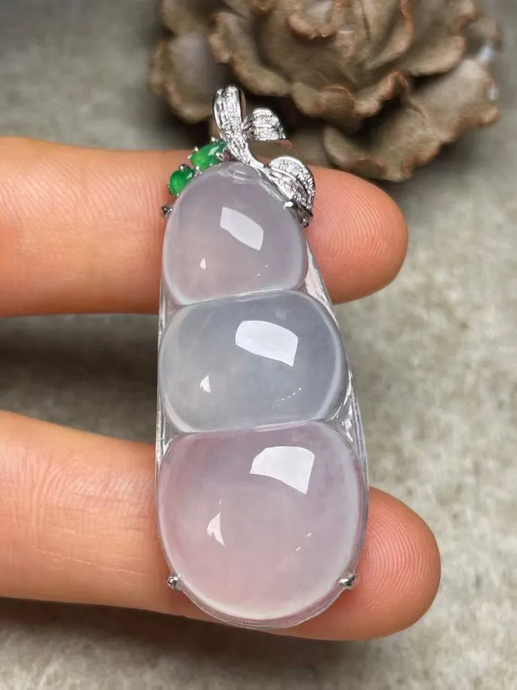 冰种福豆吊坠、真金真钻镶嵌，种水好，玉质细腻 .裸石尺寸 39.8*18.0