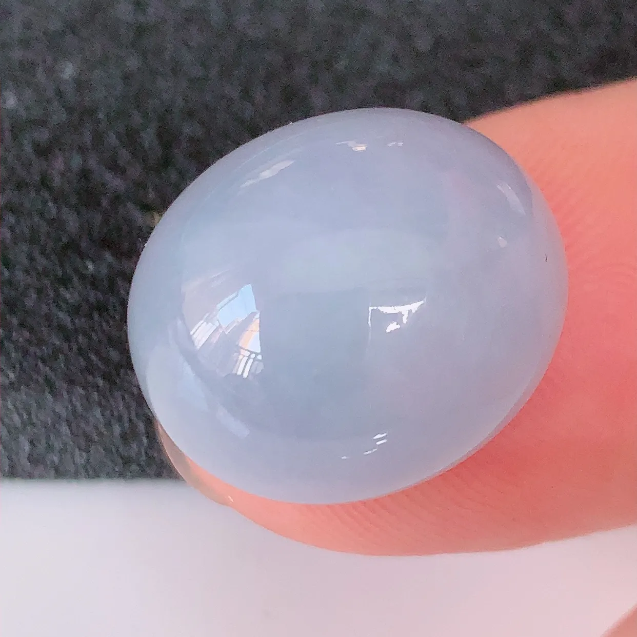 自然光实拍，水润紫罗兰翡翠戒面，蛋面，翠色灵动，玉质细腻，颜色漂亮，镶嵌更靓，品相佳，佩戴佳品！#00.28尺寸17*14.8*9.8