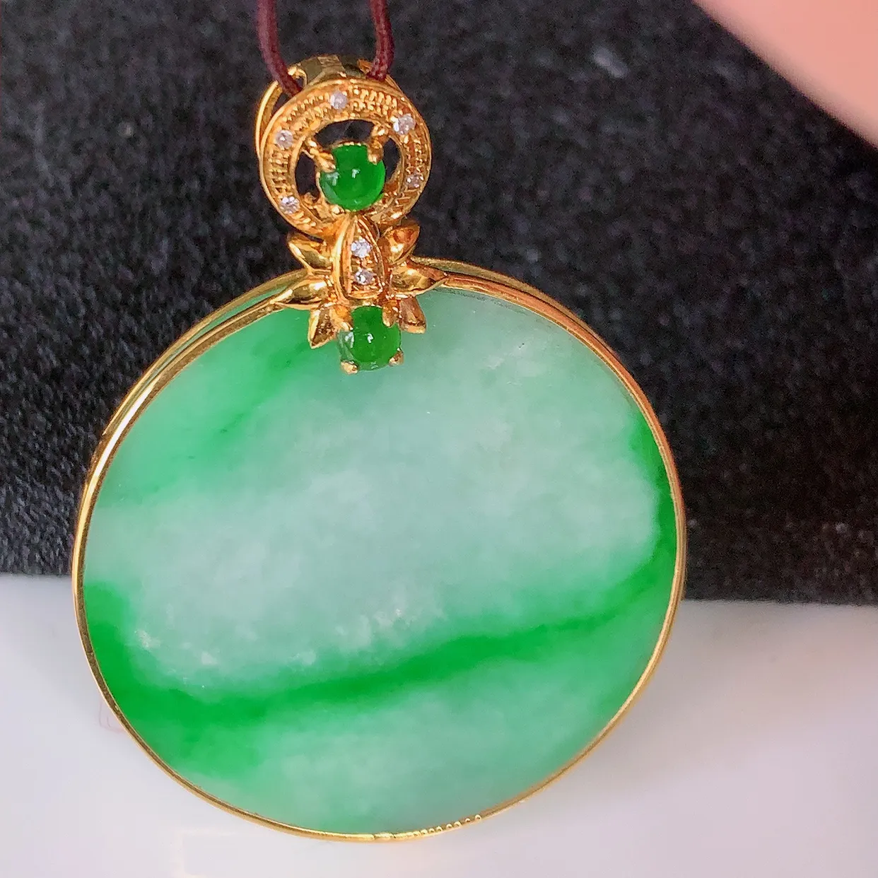 自然光实拍，18K金镶嵌冰飘阳绿翡翠平安无事牌吊坠，平平安安，无事牌翠色灵动，佩戴平安时尚！#00.28整体35*26.5*5裸石25.5*25.5