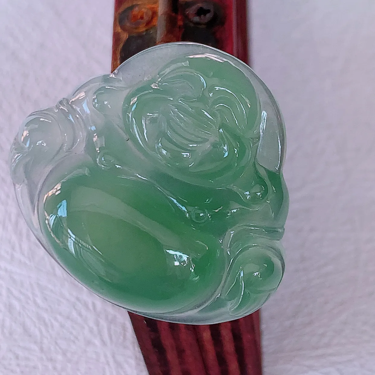 自然光实拍，冰种满绿翡翠佛公吊坠，水灵起胶，翠色迷人，佛公在心中，一生平安，饱满圆润，开怀大笑佛公，配戴灵气十足！#57.28