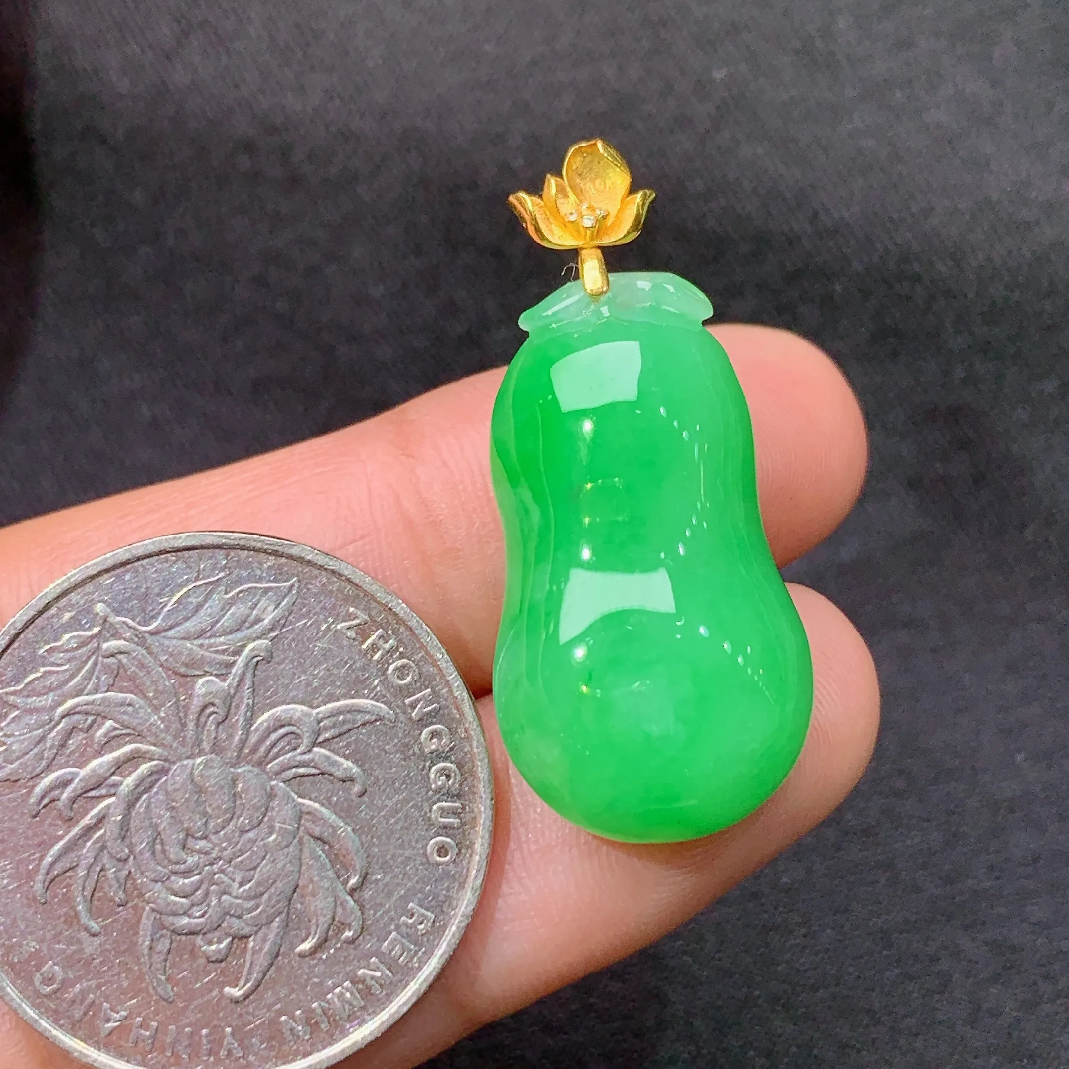 冰果绿葫芦吊坠，18k金镶嵌，冰润色阳，玉质细腻，种水足，Xm整体尺寸31.3*14.2*8