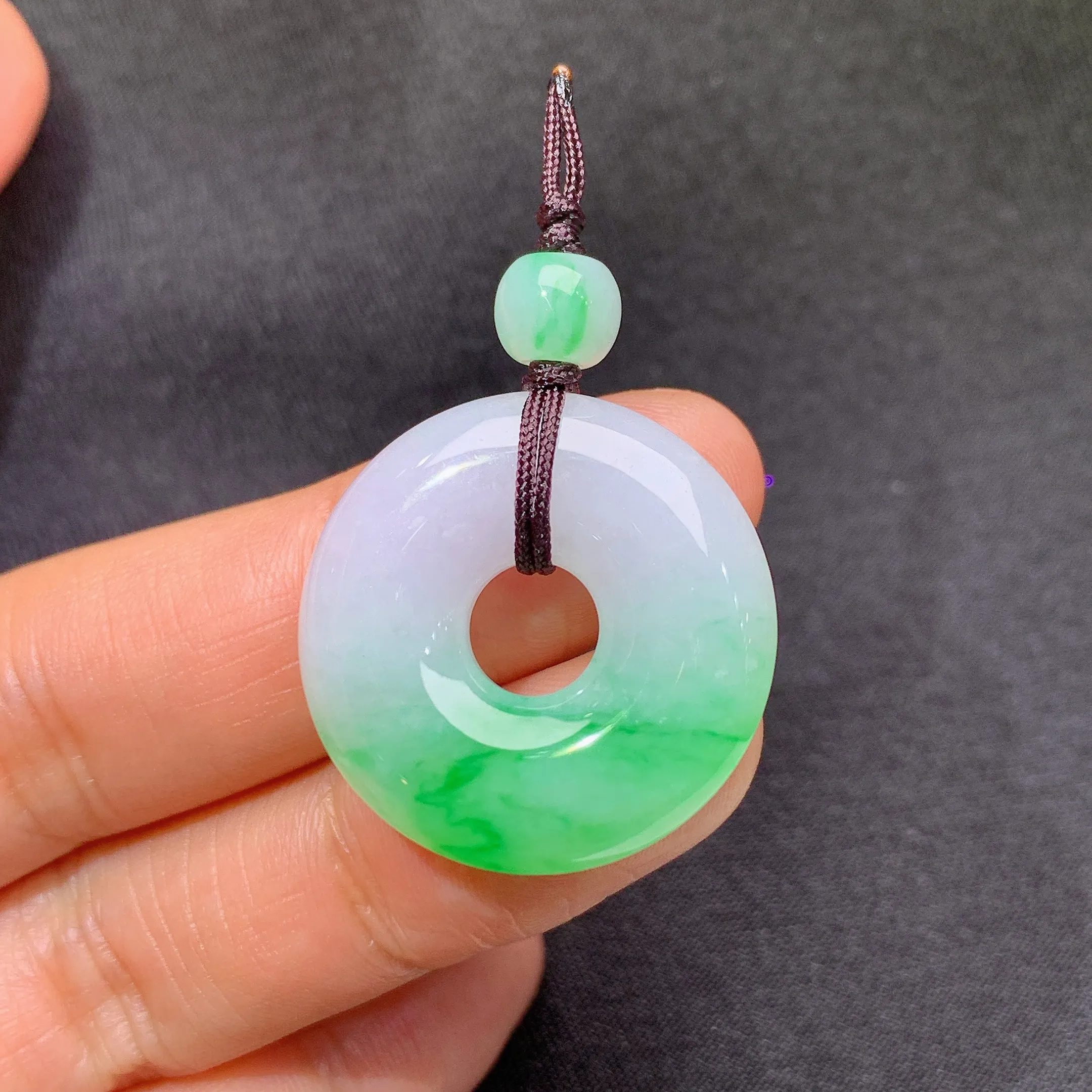 冰飘绿甜甜圈，冰润色阳，玉质细腻，种水足，整体尺寸25*5.8