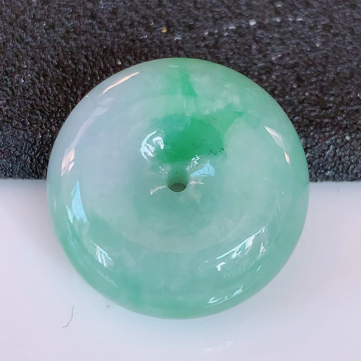 自然光实拍，冰润飘花翡翠平安扣吊坠，翠色灵动，佩戴效果时尚出众，尽显气质，玉质细腻，美感十足。#57.28