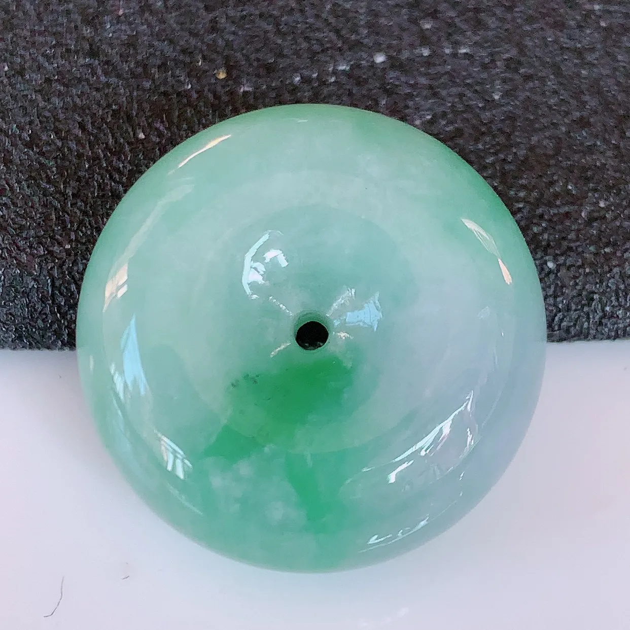 自然光实拍，冰润飘花翡翠平安扣吊坠，翠色灵动，佩戴效果时尚出众，尽显气质，玉质细腻，美感十足。#57.28