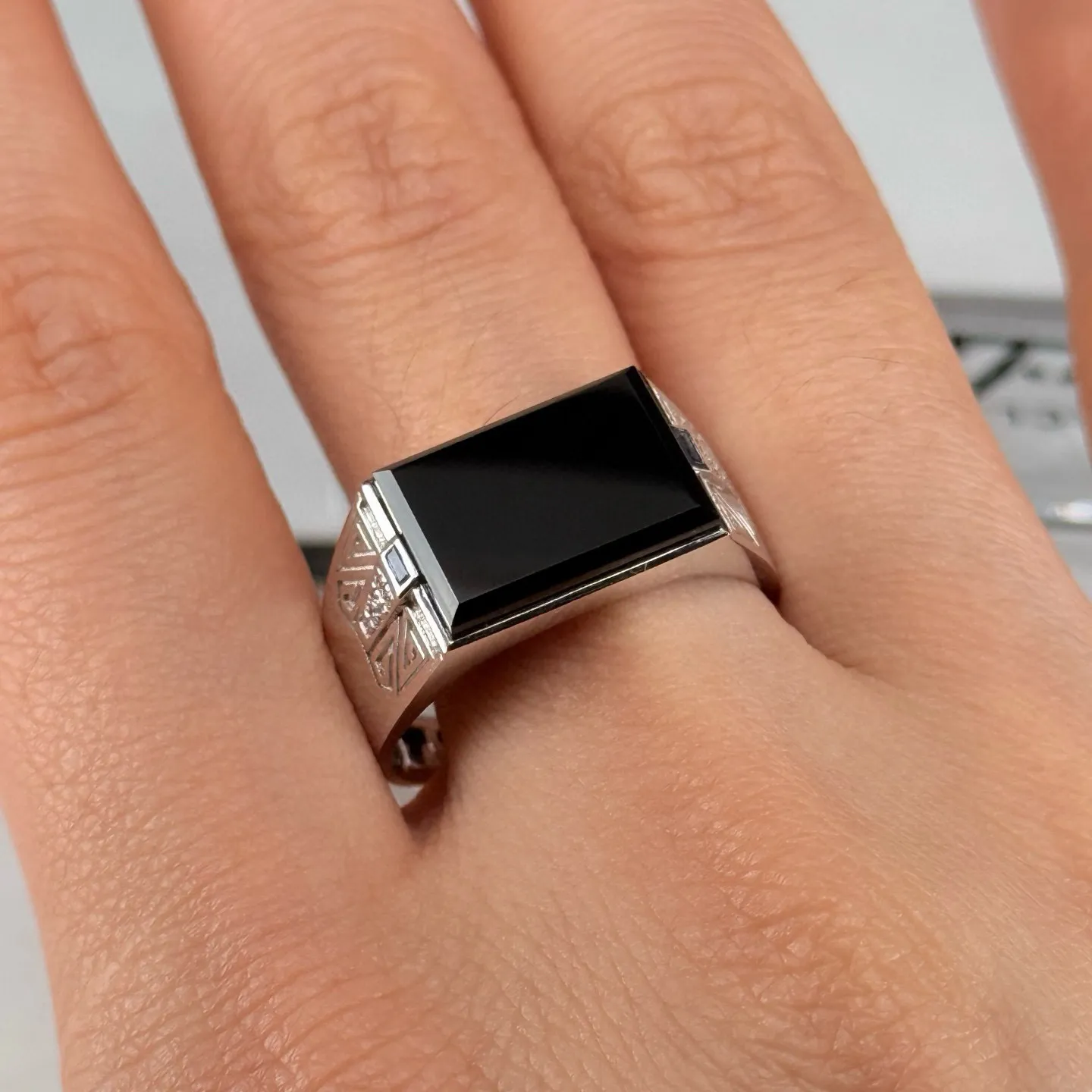 精品18k墨翠男戒 种好色正 黑度极好 打灯通透 油性十足 尺寸13.7