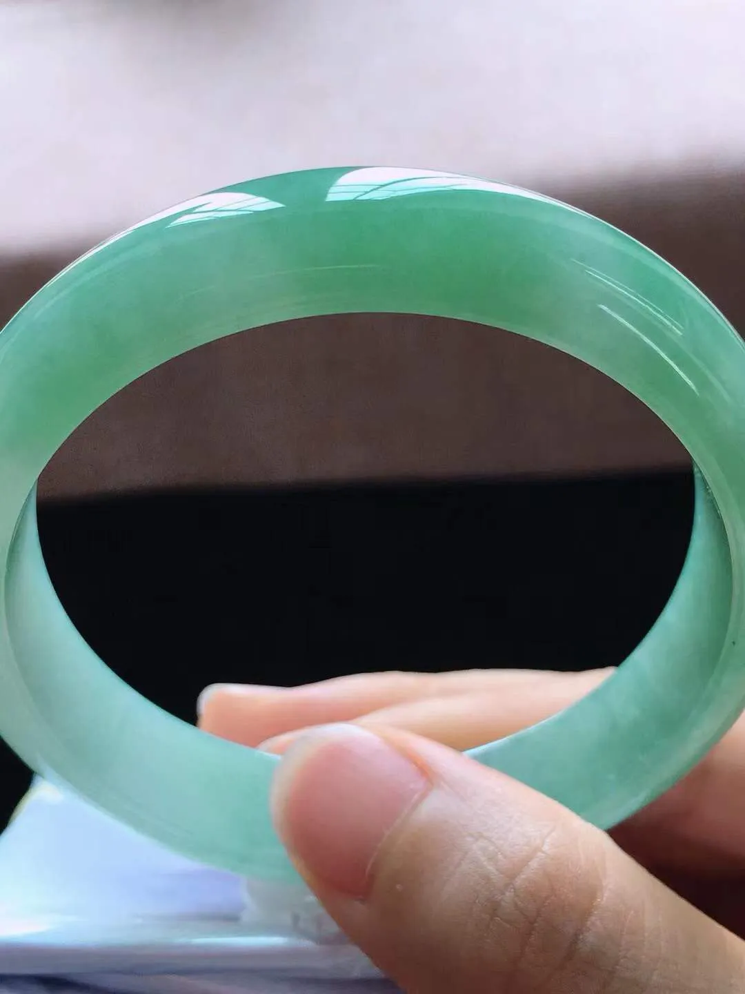 【翡翠名称】老种冰飘绿56.5正圈口手镯
【翡翠尺寸】56.5*13.6*7.2mm适合55.5-58正圈口佩戴
【翡翠描述】宝贝种老水足，玉质细腻，色泽靓丽，性价比高，佩戴效果好！
【其它赠送】权威证书/精美挂绳盒子/支持全国复检