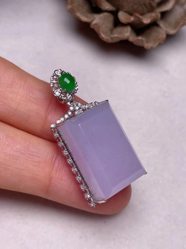 冰糯种紫罗兰无事牌吊坠、真金真钻镶嵌，种水好，玉质细腻 .裸石尺寸 20.0*12.8