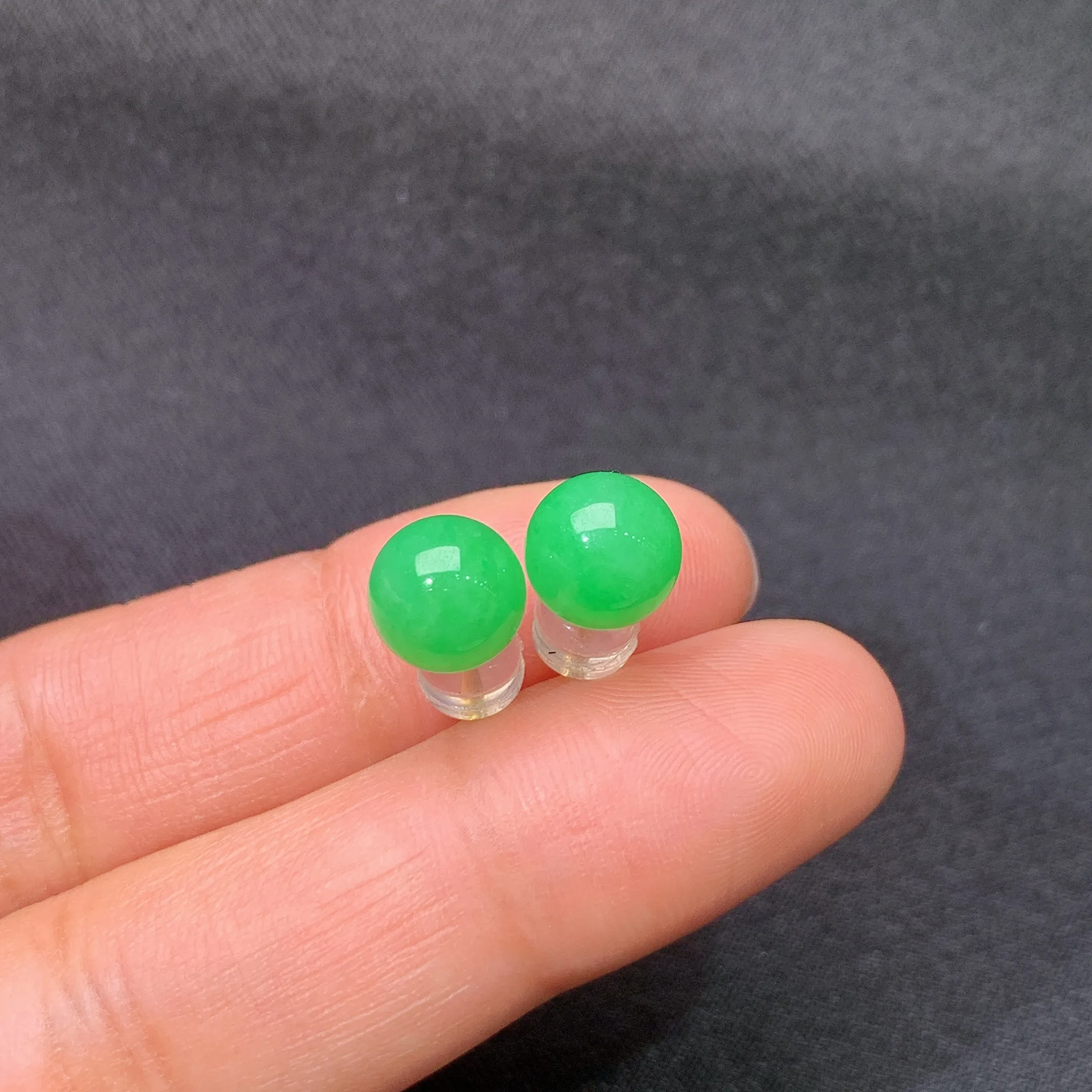 冰阳绿圆珠耳钉，18k金镶嵌，简约时尚，冰润色阳，种水足Xyg 裸石尺寸7.3