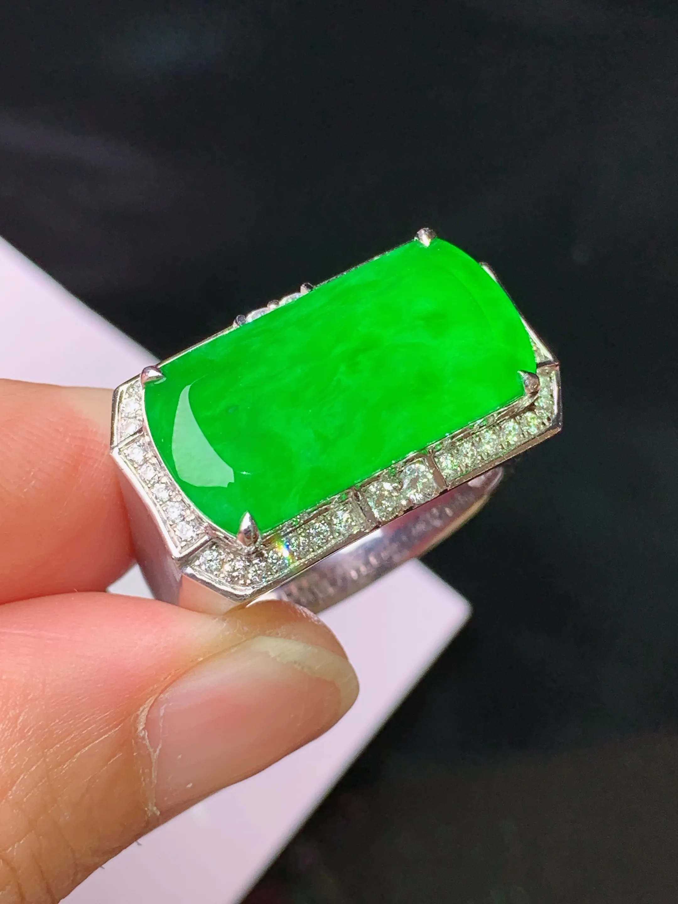 18k金钻镶嵌满绿马鞍戒指 玉质细腻 色泽清新艳丽 圈口19.5 裸石尺寸10.5*20.3*2.5