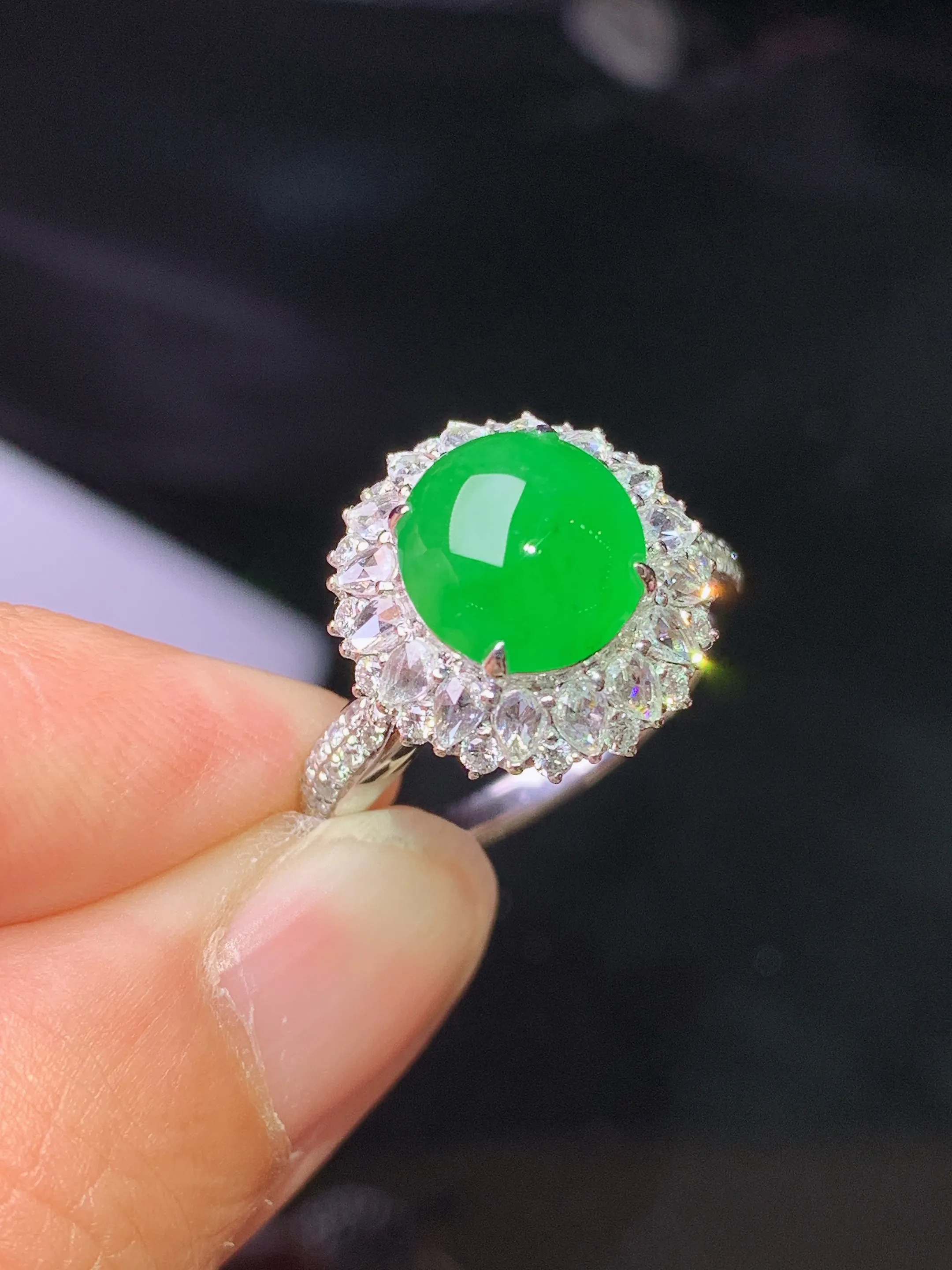 18k金钻镶嵌满绿蛋面戒指 玉质细腻 色泽清新艳丽 圈口14 整体尺寸14.3*10