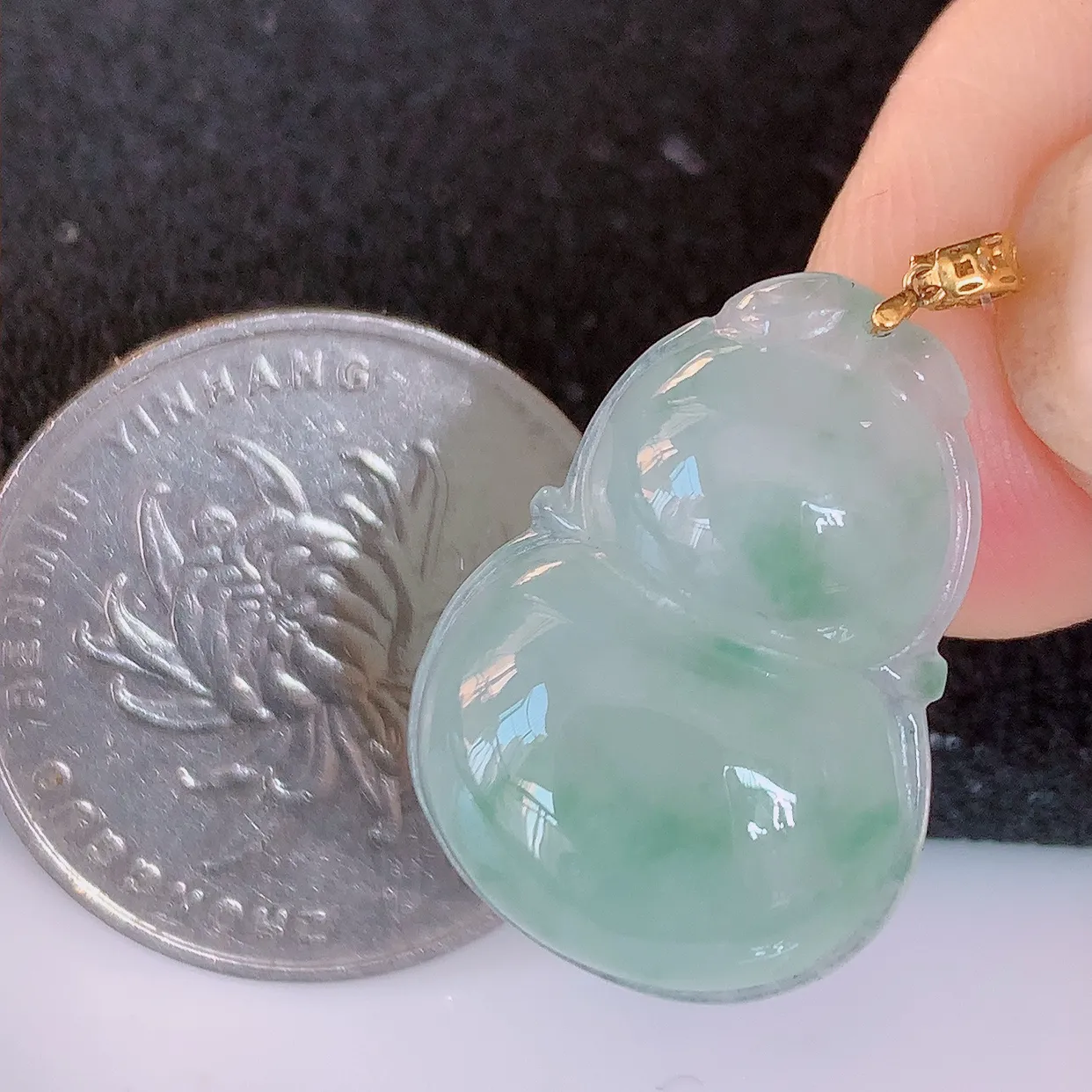 18K金镶嵌冰种飘花翡翠葫芦吊坠，葫芦寓意福禄双全，财源滚滚，品佳品，佩戴效果优雅迷人！#49.28
