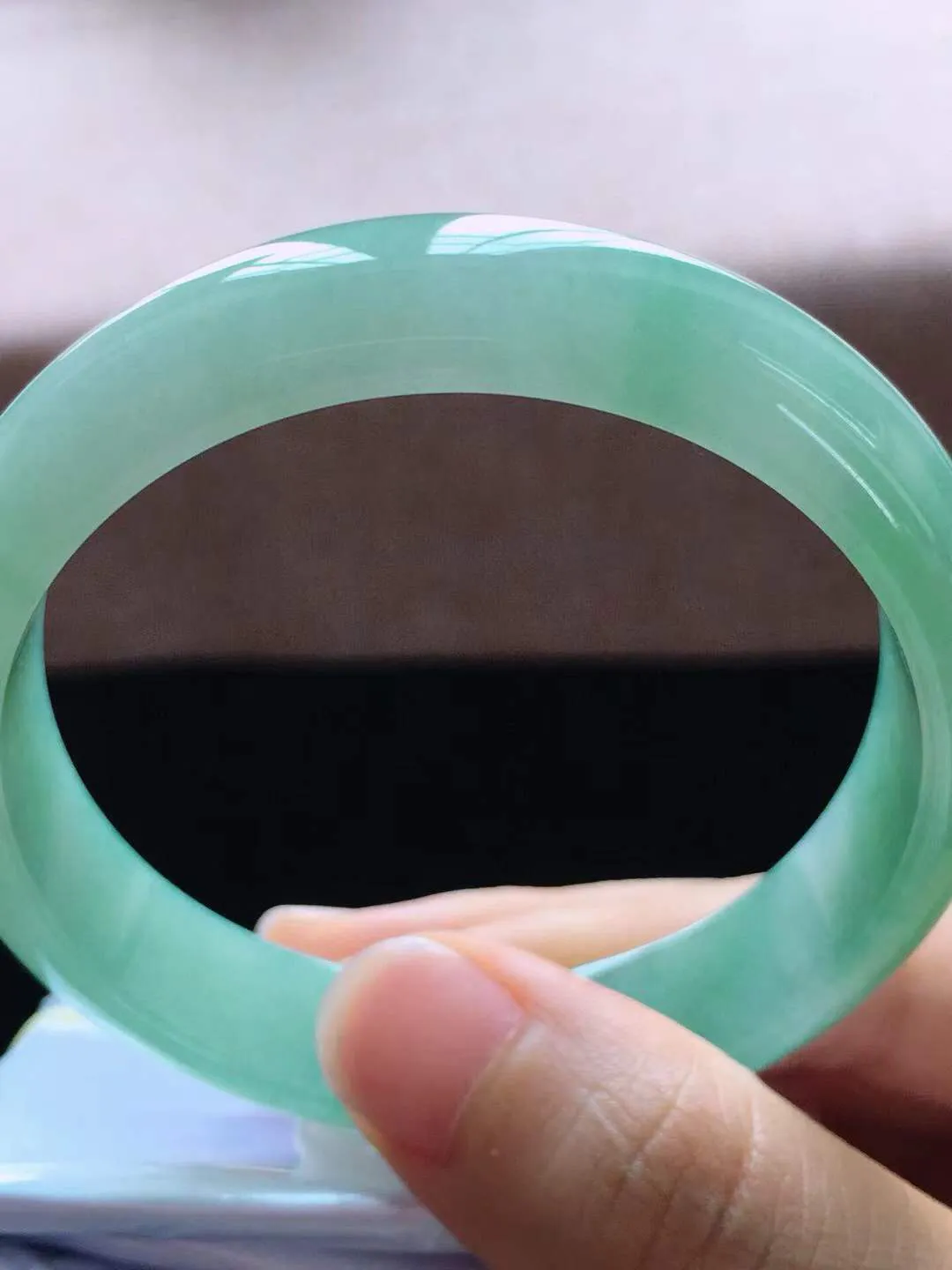 【翡翠名称】老种冰飘绿56.5正圈口手镯
【翡翠尺寸】56.5*13.6*7.2mm适合55.5-58正圈口佩戴
【翡翠描述】宝贝种老水足，玉质细腻，色泽靓丽，性价比高，佩戴效果好！
【其它赠送】权威证书/精美挂绳盒子/支持全国复检