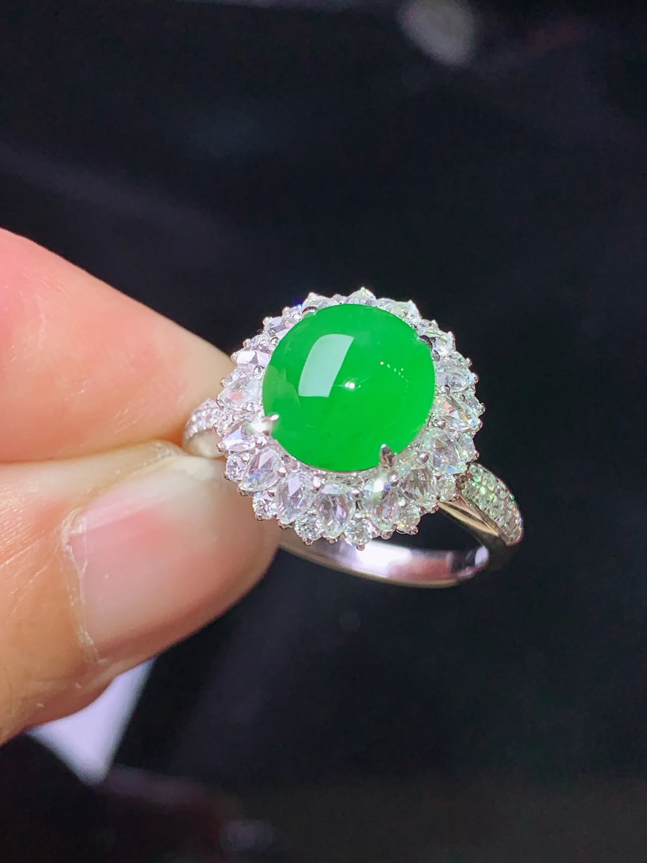 18k金钻镶嵌满绿蛋面戒指 玉质细腻 色泽清新艳丽 圈口14 整体尺寸14.3*10