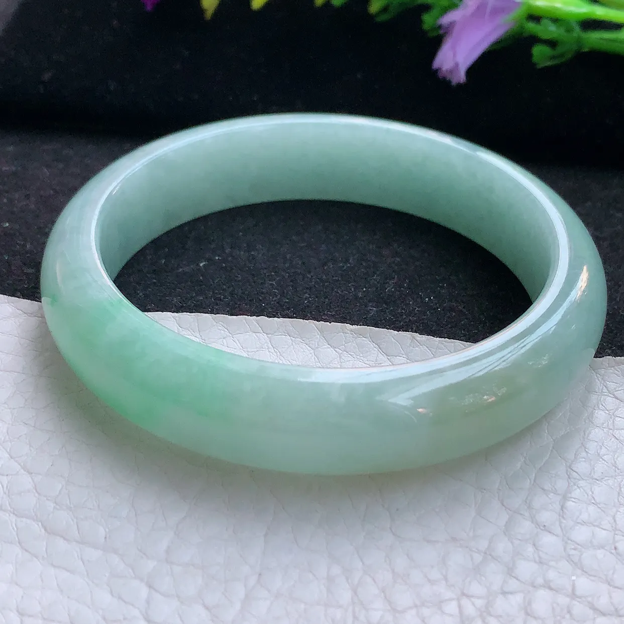 js实拍57*13*7.7平安镯 天然翡翠A货手镯飘绿宽边正圈玉镯子