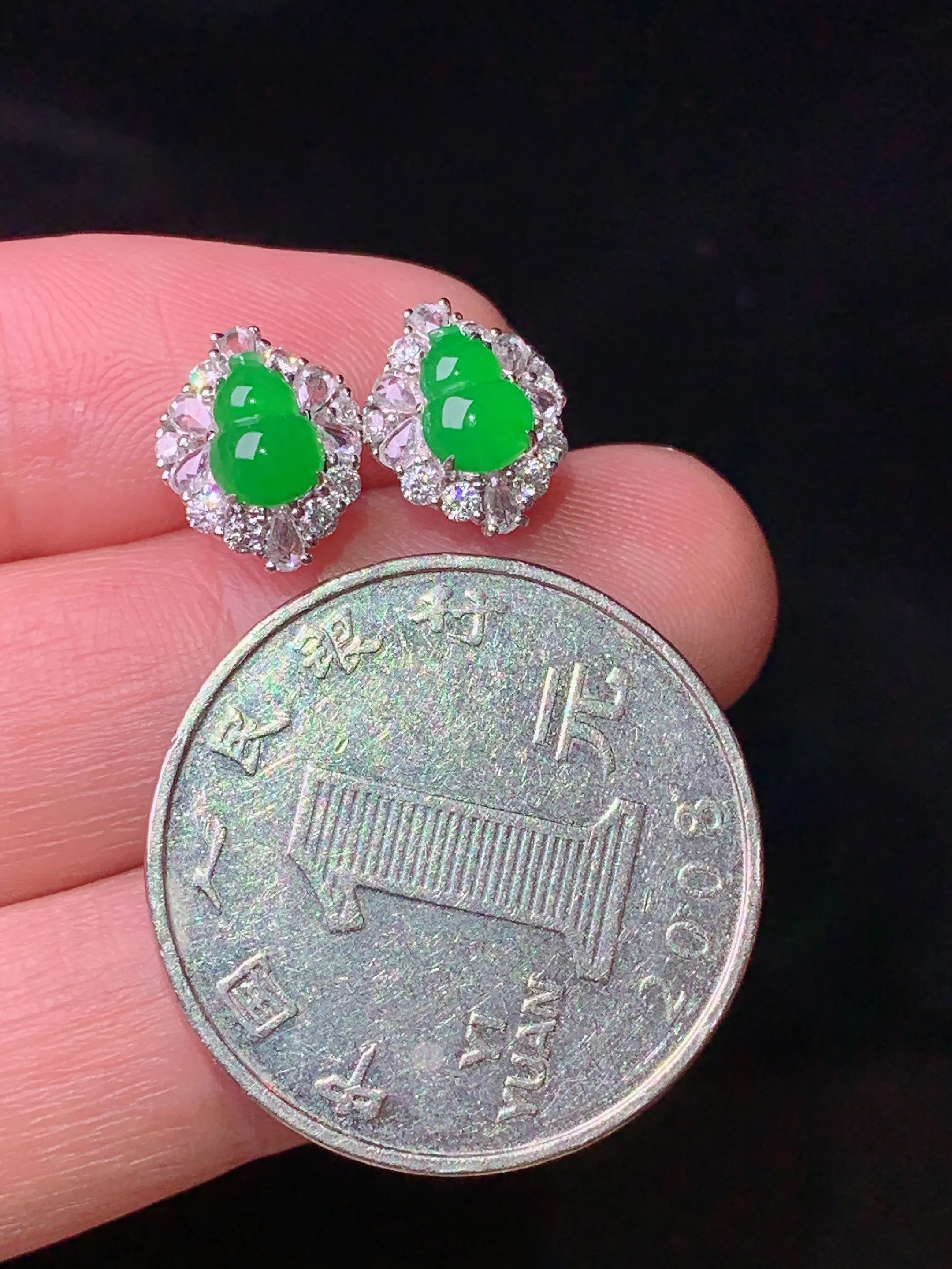 18k金钻镶嵌满绿葫芦耳钉 玉质细腻 色泽清新艳丽 整体尺寸10.5*8.5*5.8