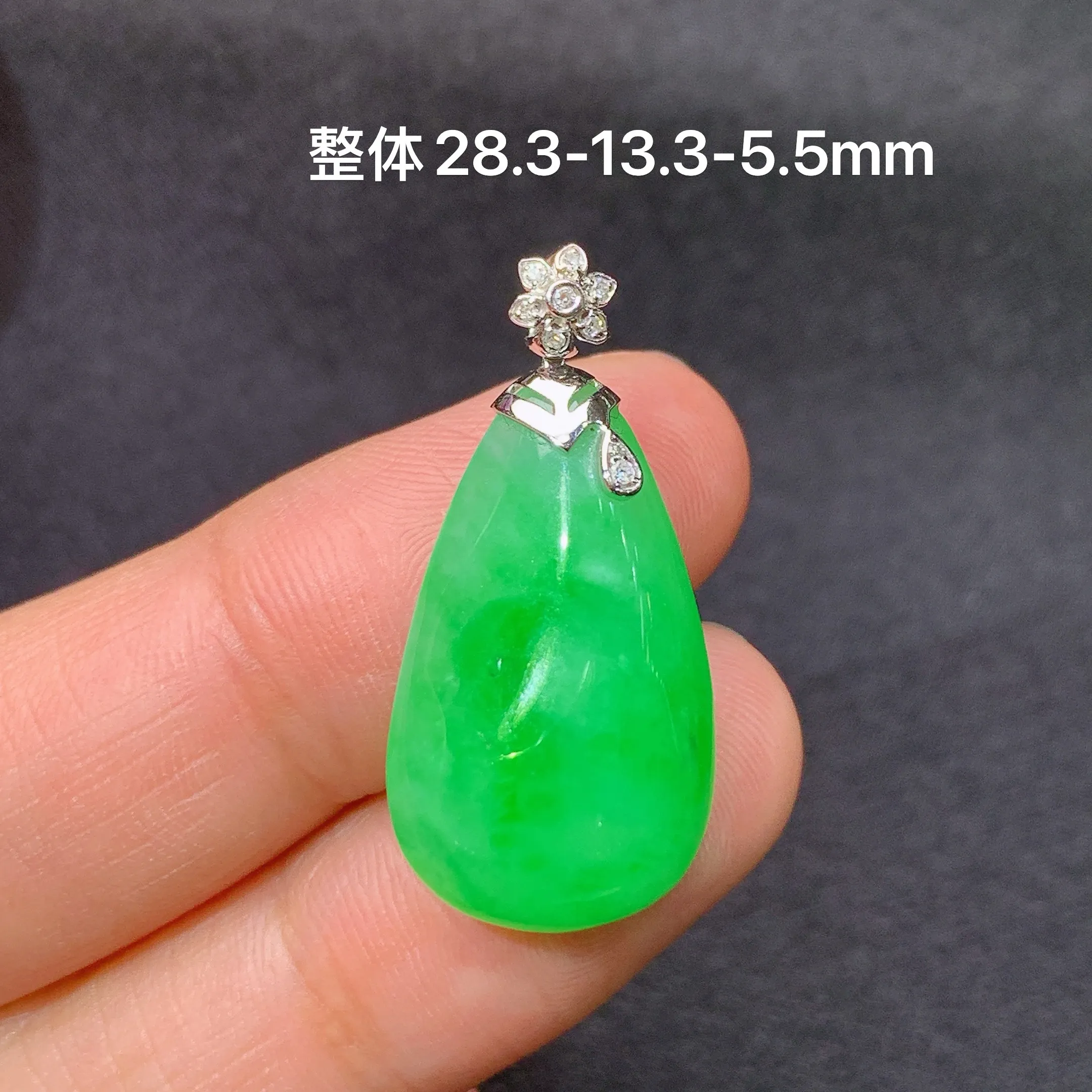 冰阳绿水滴吊坠，18k金镶嵌，色泽鲜阳，冰润细腻，种水足，Xyg整体尺寸28.3*13.3*5.5