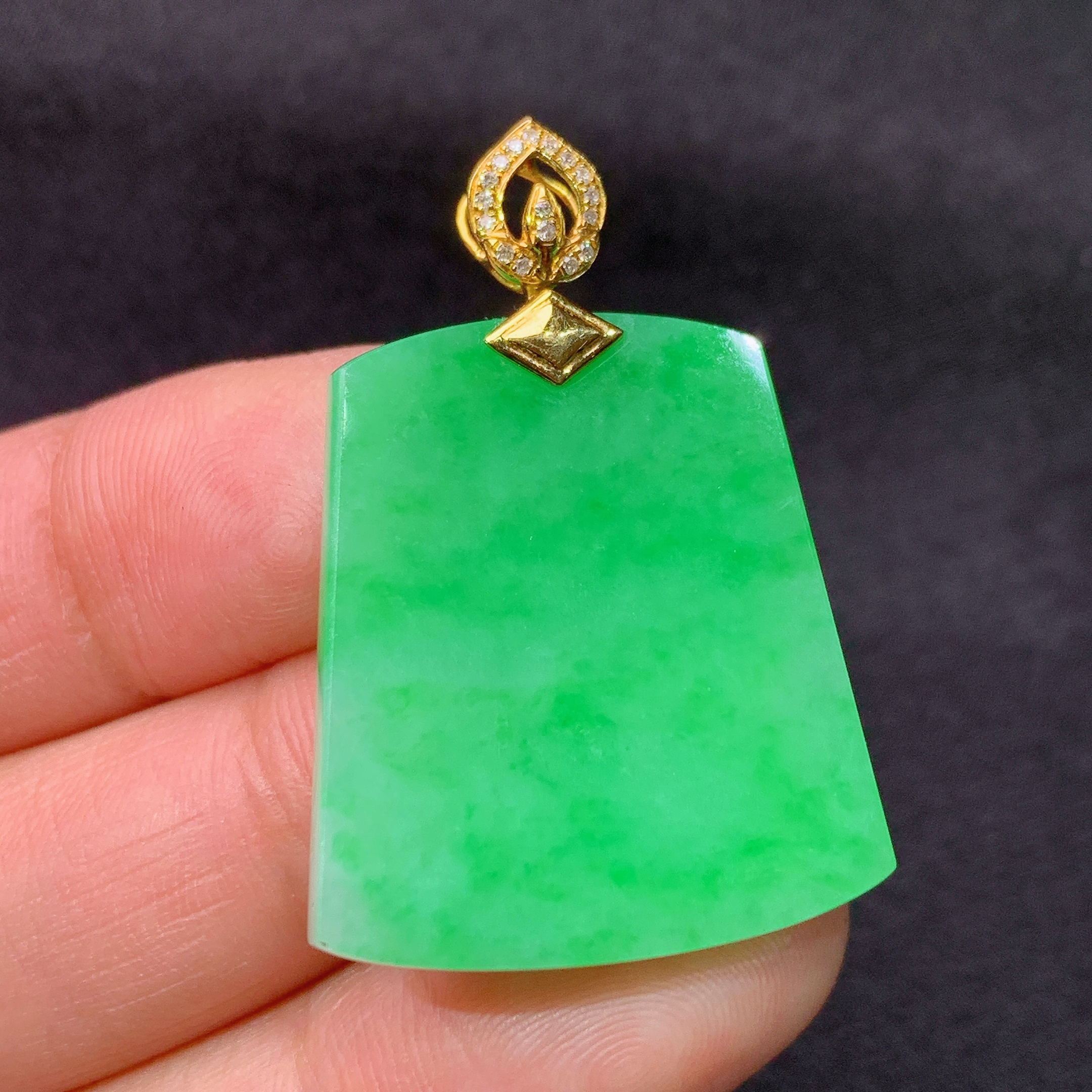 冰阳绿无事牌吊坠，18k金镶嵌，冰润色阳，种老水足，整体尺寸35.5*24.3*3.5