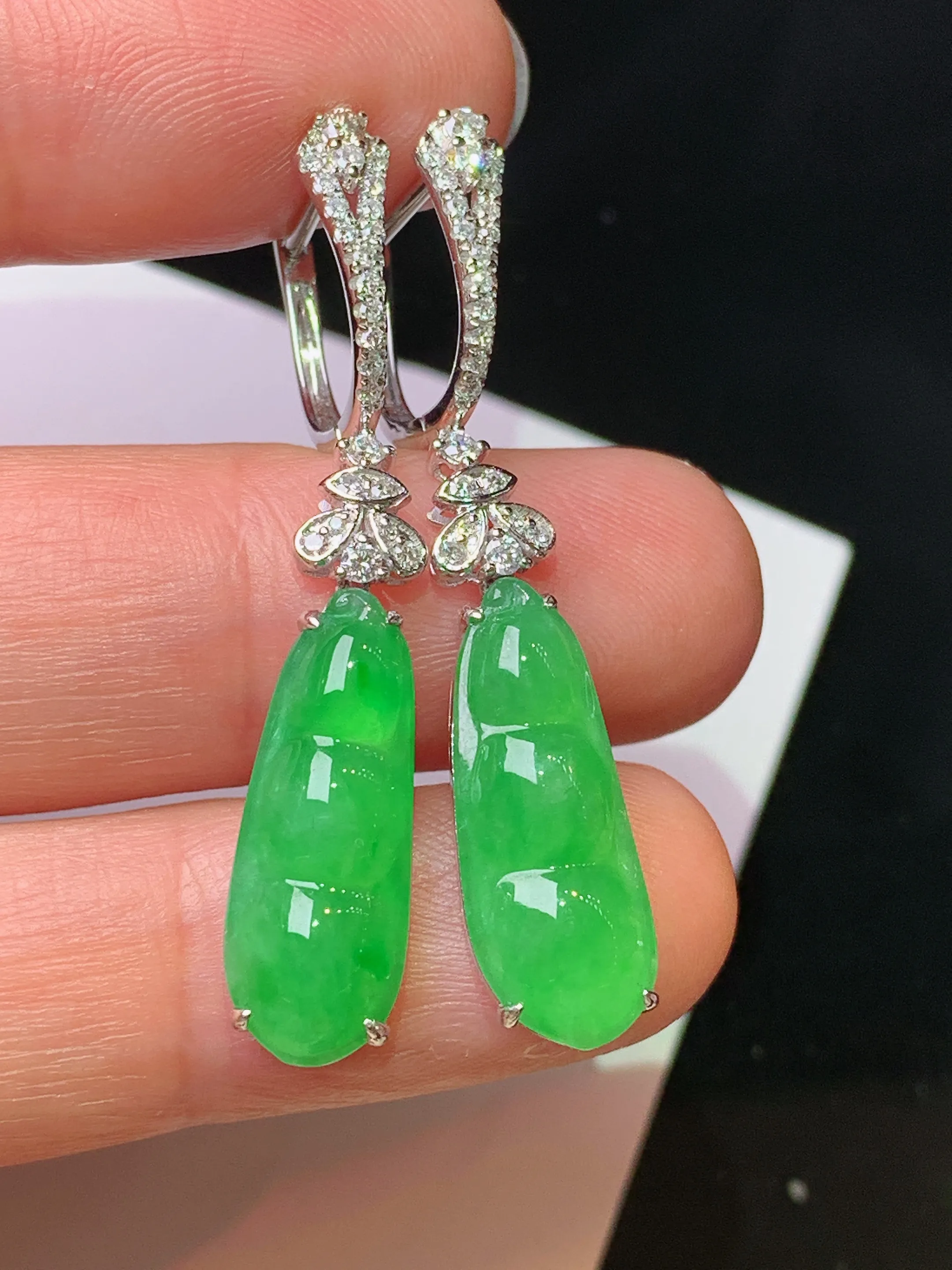 18k金钻镶嵌翠绿四季豆耳坠 玉质细腻 色泽清新艳丽 整体尺寸40*7.5*4.5