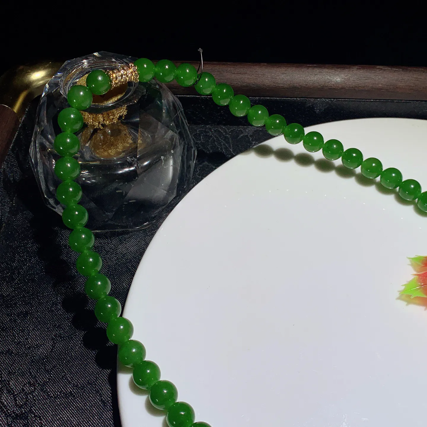 和田玉阳绿俄罗斯碧玉项链。碧玉妈妈链。单颗尺寸8！玉质细腻油润。手推出油。佩戴高端典雅。lt2512