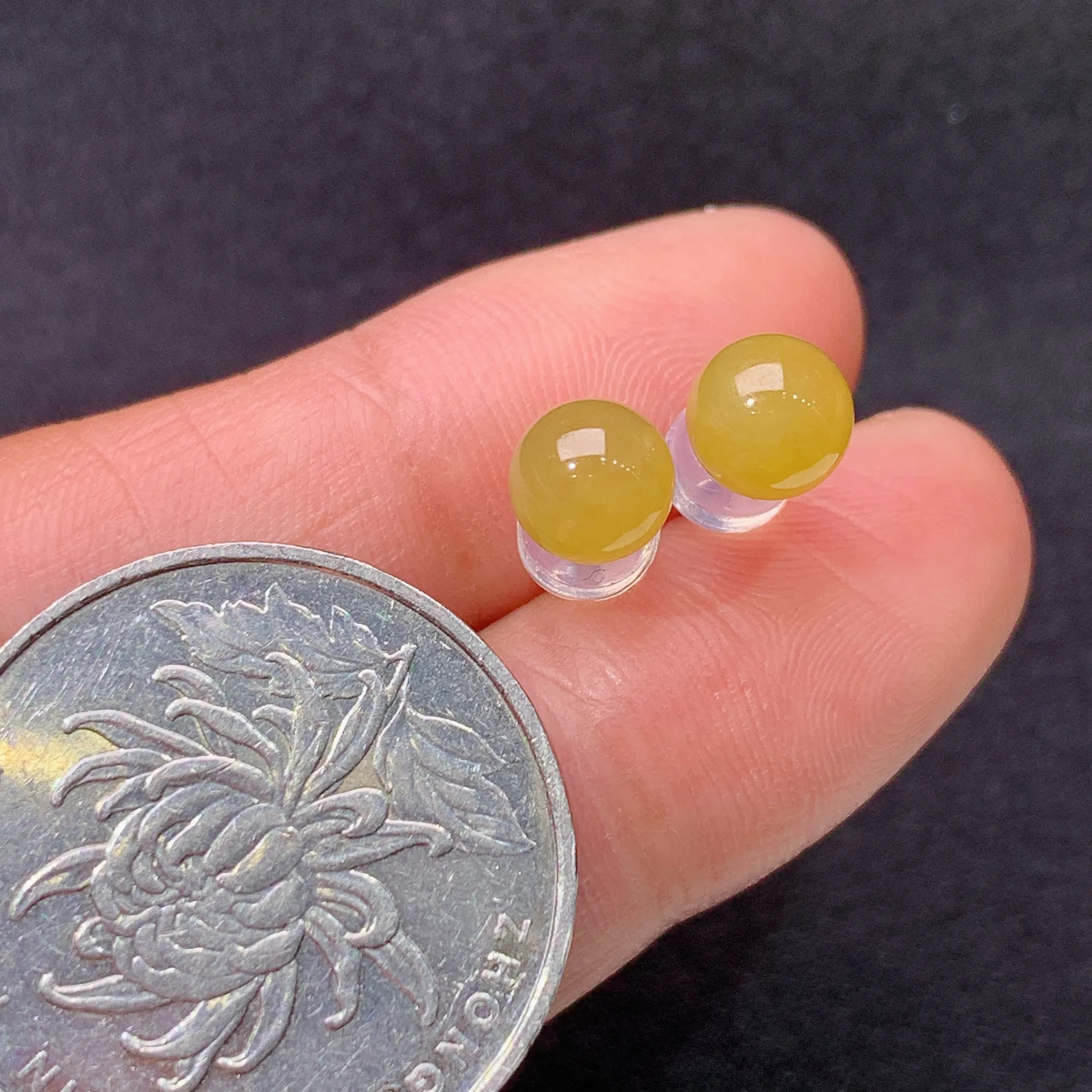 冰黄翡圆珠耳钉，18k金镶嵌，色泽鲜艳，水色超佳，整体尺寸5.7
