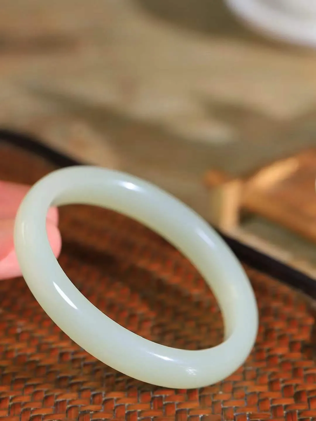 （腕间雅致.手镯）

精品和田玉晴水手镯 质地油润，大气雅致，清风明月潺潺，浮浮洗尽铅华随于心，净于念……重35.8克  尺寸57-10.8-7mm fDL-991252854