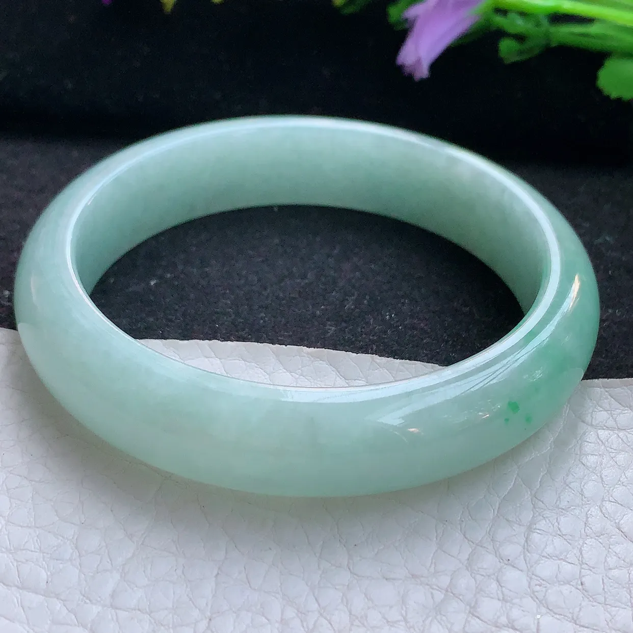 js实拍57*13*7.7平安镯 天然翡翠A货手镯飘绿宽边正圈玉镯子