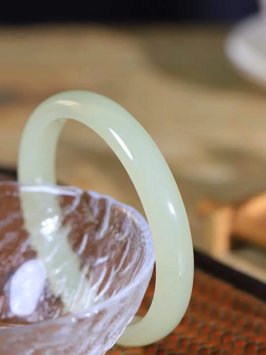 （腕间雅致.手镯）

精品和田玉晴水手镯 质地油润，大气雅致，清风明月潺潺，浮浮洗尽铅华随于心，净于念……重35.8克  尺寸57-10.8-7mm fDL-991252854