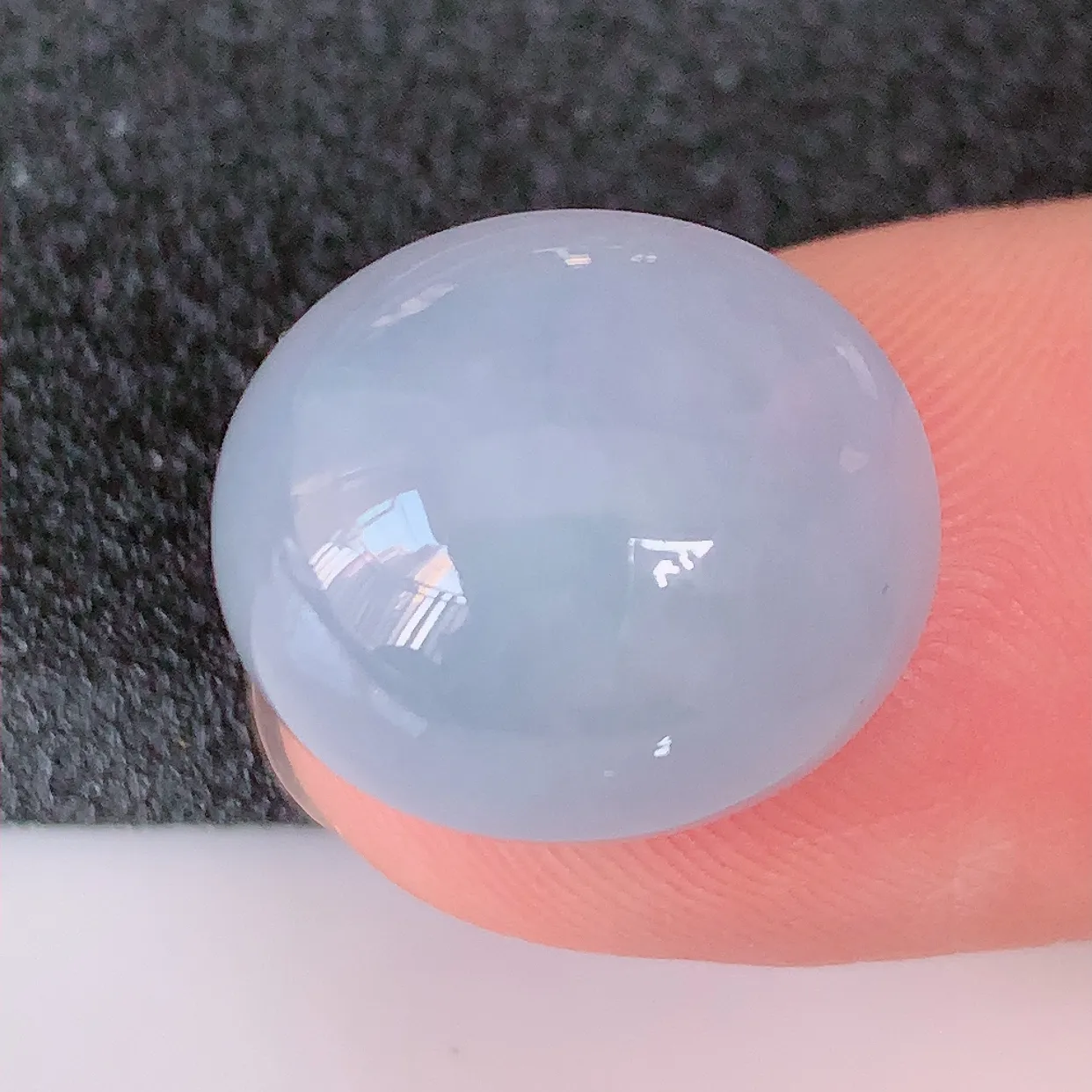 自然光实拍，水润紫罗兰翡翠戒面，蛋面，翠色灵动，玉质细腻，颜色漂亮，镶嵌更靓，品相佳，佩戴佳品！#00.28尺寸17*14.8*9.8