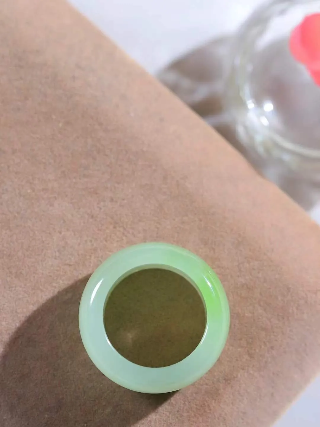 【玉见倾心.戒指】

精品和田玉翠青戒指 玉质细腻温润，油性十足。几经花落去，无可奈流年。如果我是一株小菊花，那一定会开在你必经的路旁，努力绽放最美的花蕾，只为等待你惊鸿一瞥的温柔。重10克 尺寸18.7-12.3-4.5mm  781202880A