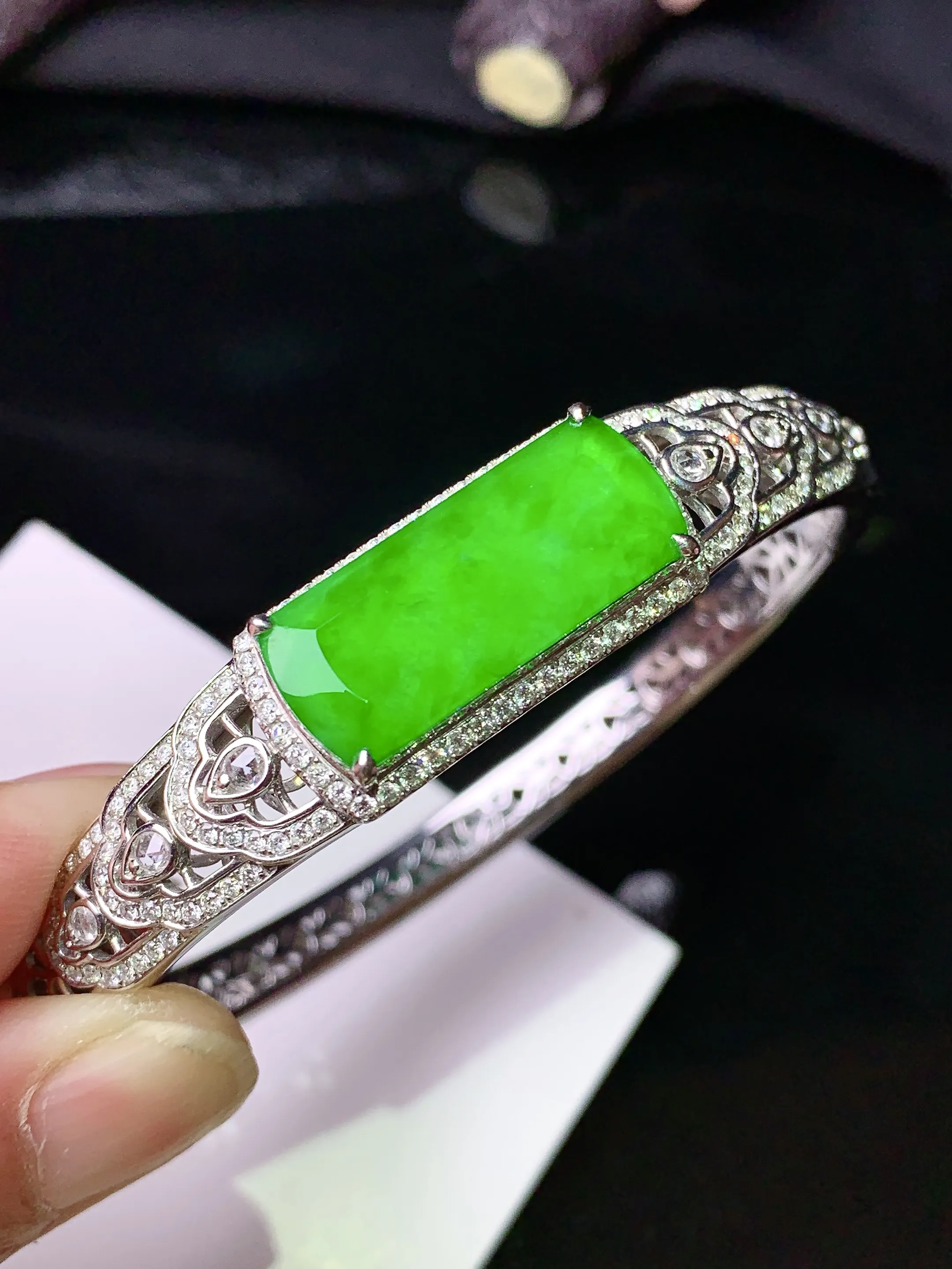 18k金钻镶嵌翠绿无事牌手镯 玉质细腻 色泽清新艳丽 圈口56 裸石尺寸9.3*21.8*2.5