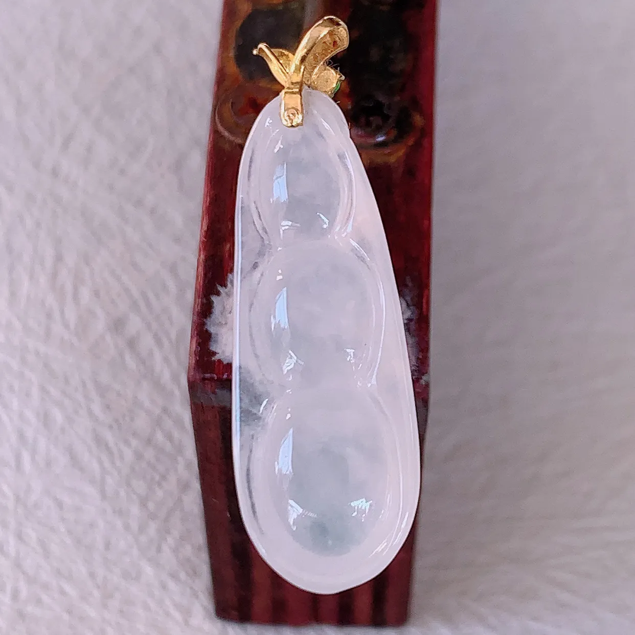 自然光实拍，18K金镶嵌冰种翡翠四季豆吊坠，平安豆福豆玉坠，冰润通透，豆粒饱满，寓意：豆蔻年华！#57.28整体30.8裸石26.5*10*7.5