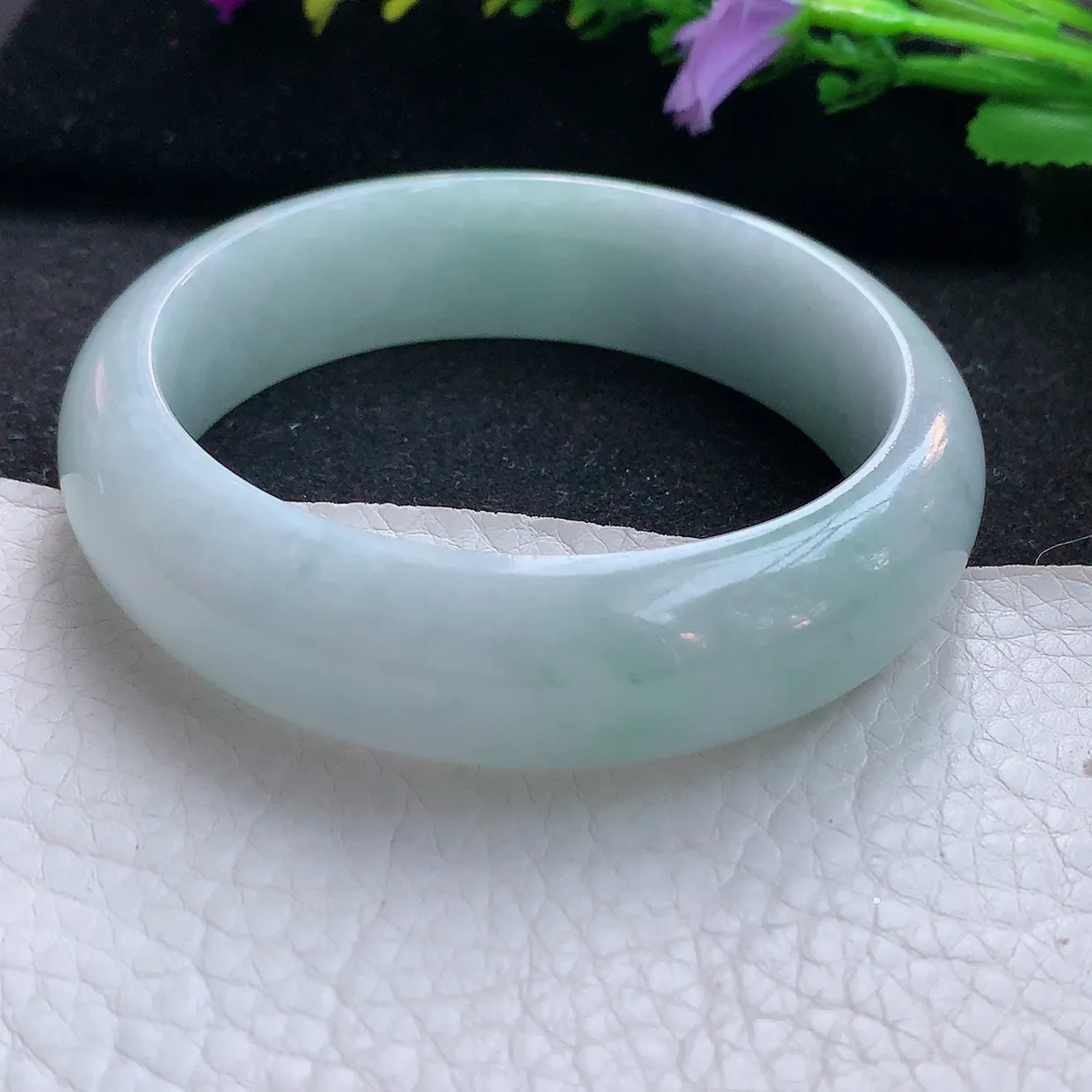 js实拍57*17.8*8轮胎镯 天然翡翠A货手镯水润浅绿底宽边正圈玉镯子