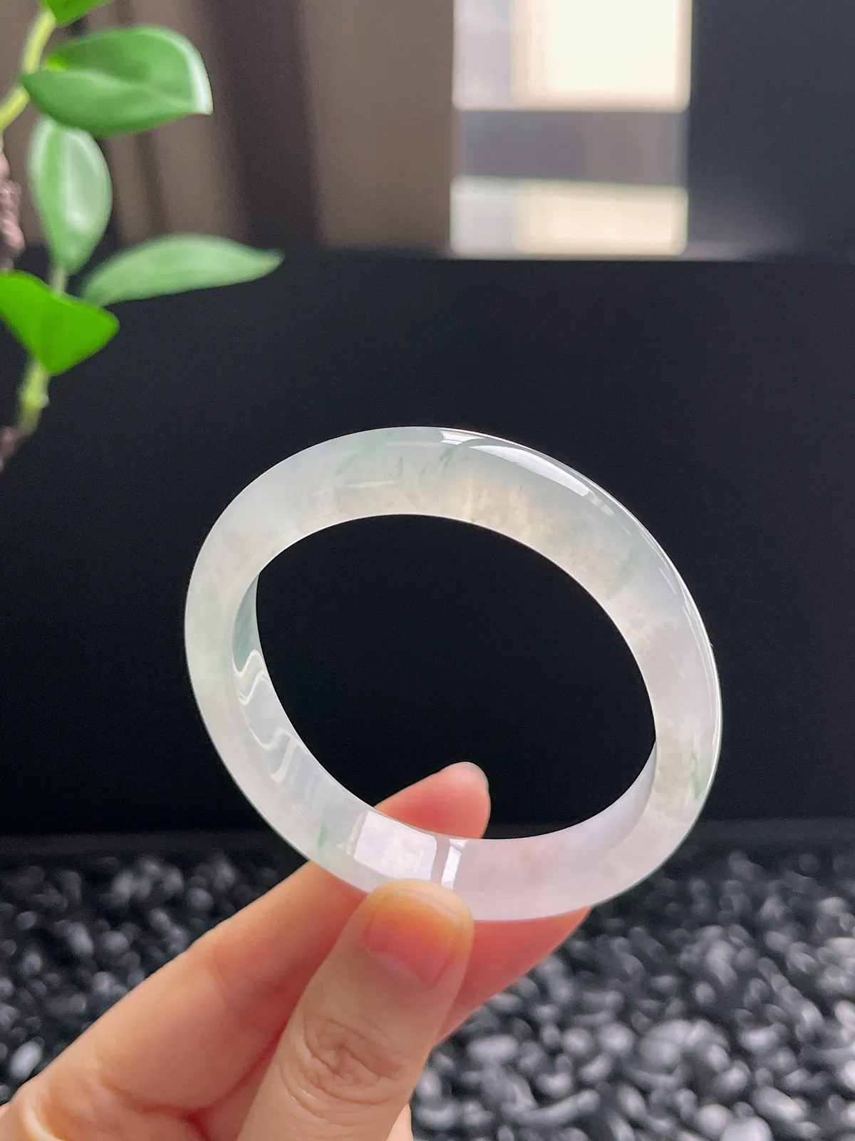 贵妃镯55.8圈口，翡翠冰种飘绿手镯