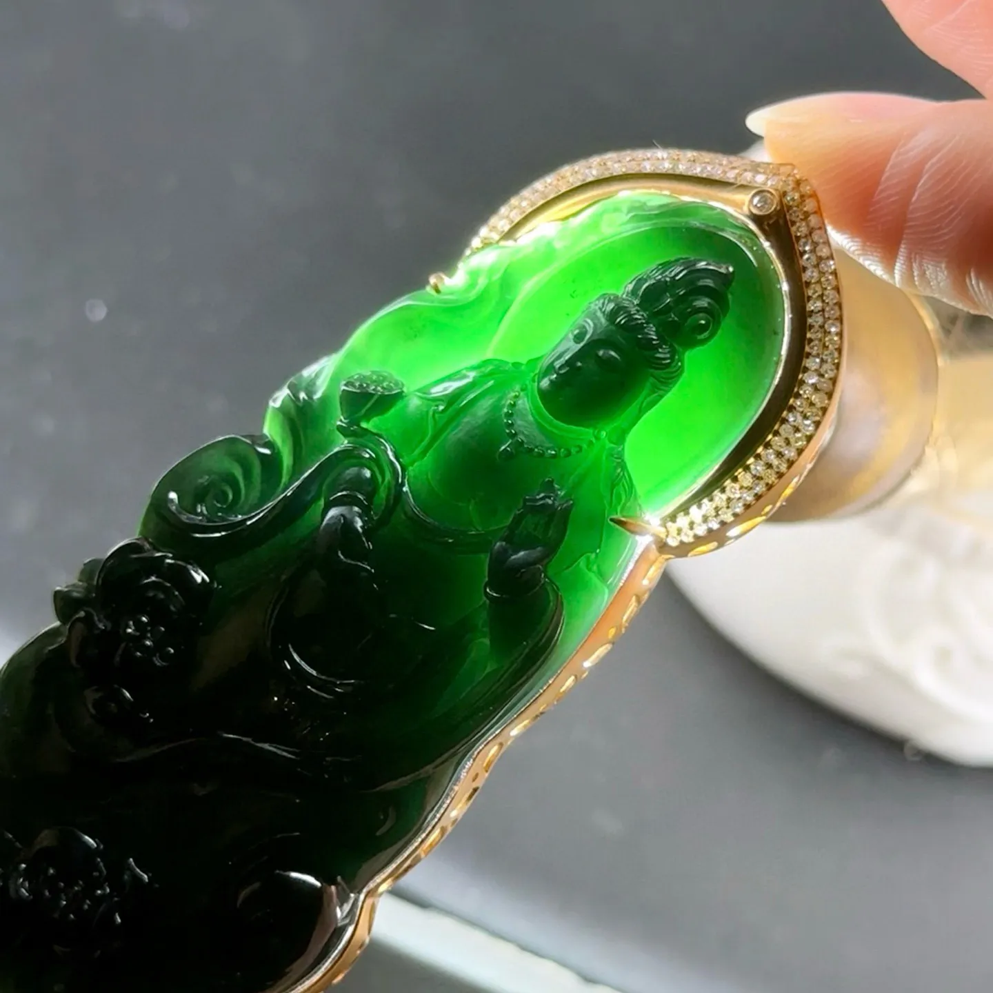 精品18k墨翠站观音 种好色正 黑度极好 打灯通透 油性十足  尺寸75