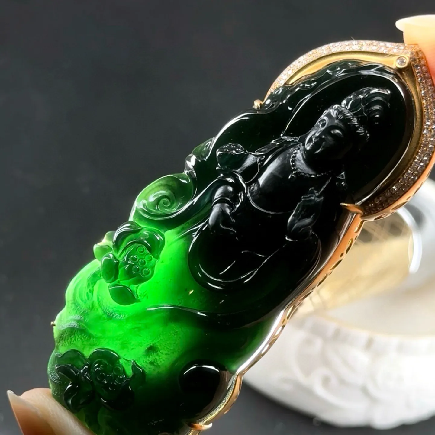 精品18k墨翠站观音 种好色正 黑度极好 打灯通透 油性十足  尺寸75