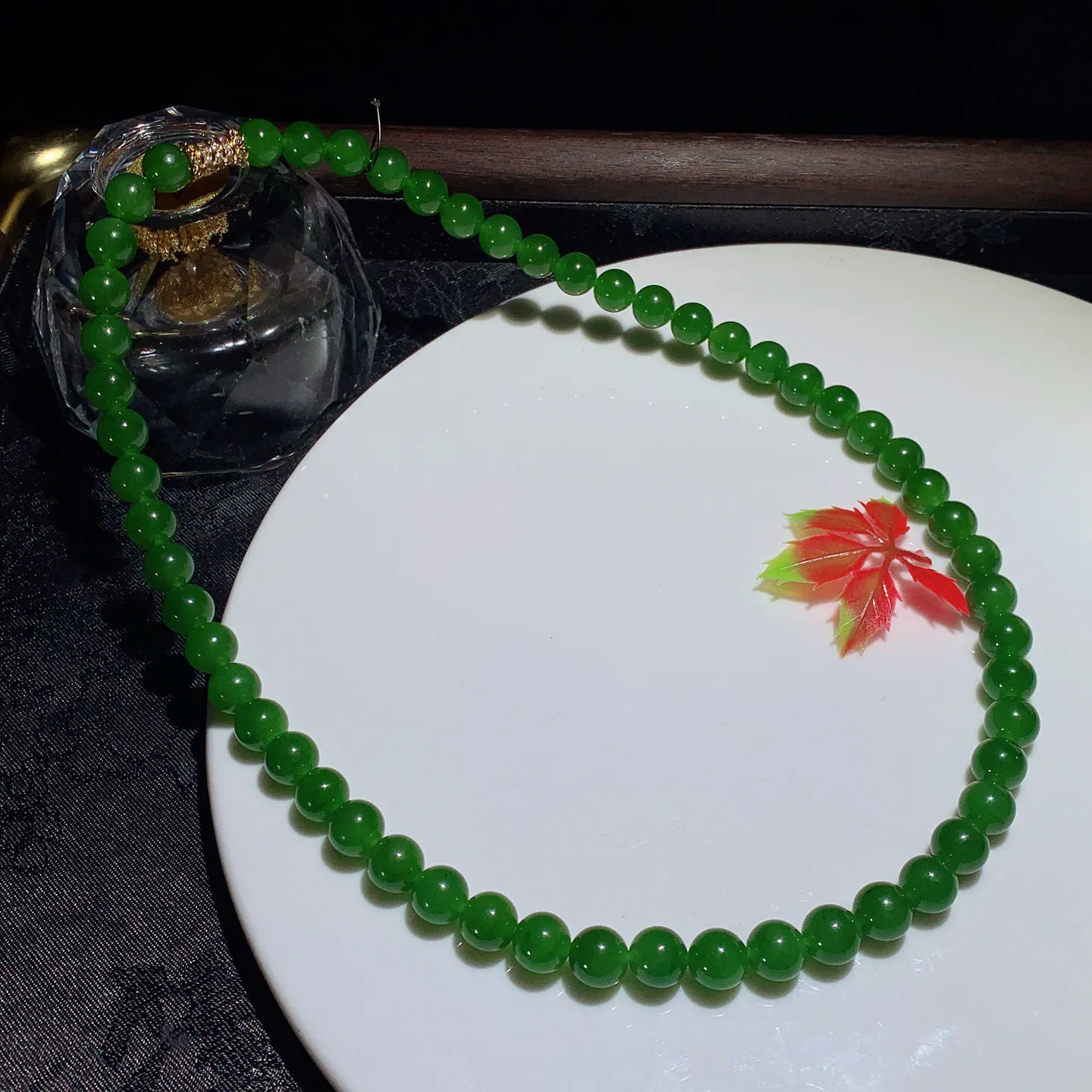 和田玉阳绿俄罗斯碧玉项链。碧玉妈妈链。单颗尺寸8！玉质细腻油润。手推出油。佩戴高端典雅。lt2512