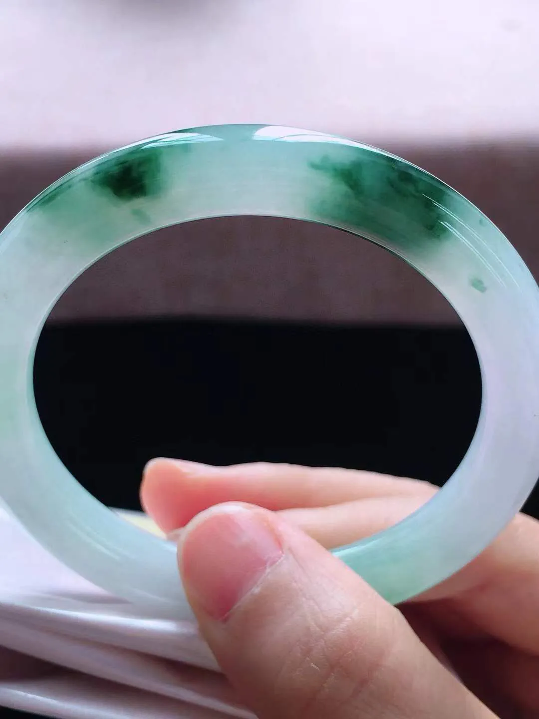 【翡翠名称】老种冰飘花52.2圈口圆条手镯
【翡翠尺寸】52.2*9*8.6mm适合52-54.5正