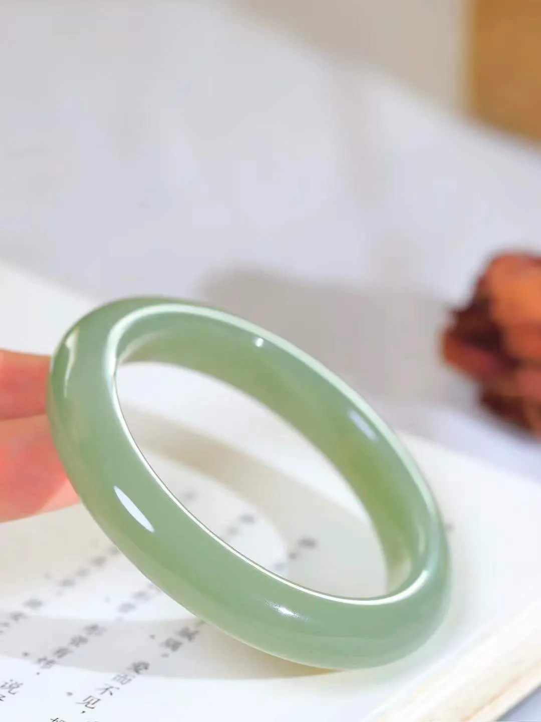 【岁月之韵.手镯】

精品和田玉晴水绿手镯，色泽淡雅如雨后初晴的天空，清新脱俗。手镯圆润饱满，寓意圆满和谐，承载着岁月的温柔与时光的沉淀。无论是日常佩戴还是珍藏，都是对美好生活的诗意表达。重55.2克  尺寸56-11.5-9.6mm  561242804L