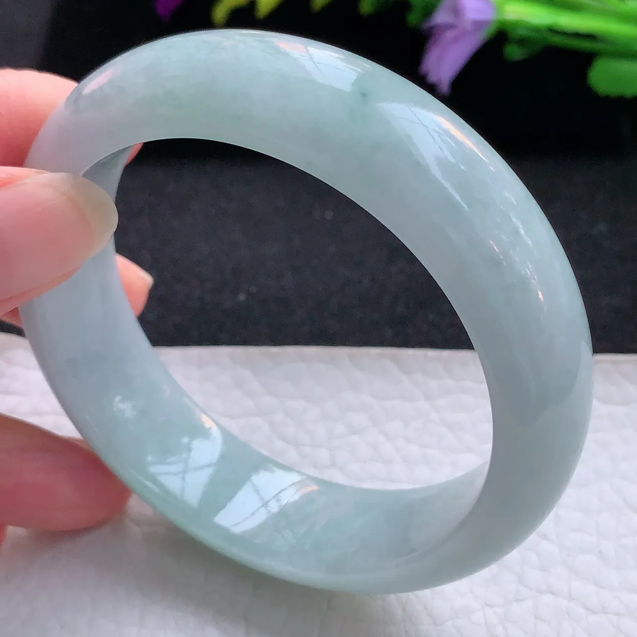 js实拍57*17.8*8轮胎镯 天然翡翠A货手镯水润浅绿底宽边正圈玉镯子