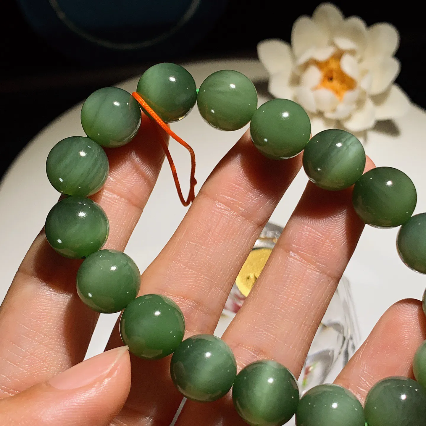 和田玉菠菜绿俄罗斯碧玉猫眼手串。手串。单颗尺寸12！玉质细腻油润。手推出油。佩戴高端典雅。lt251227